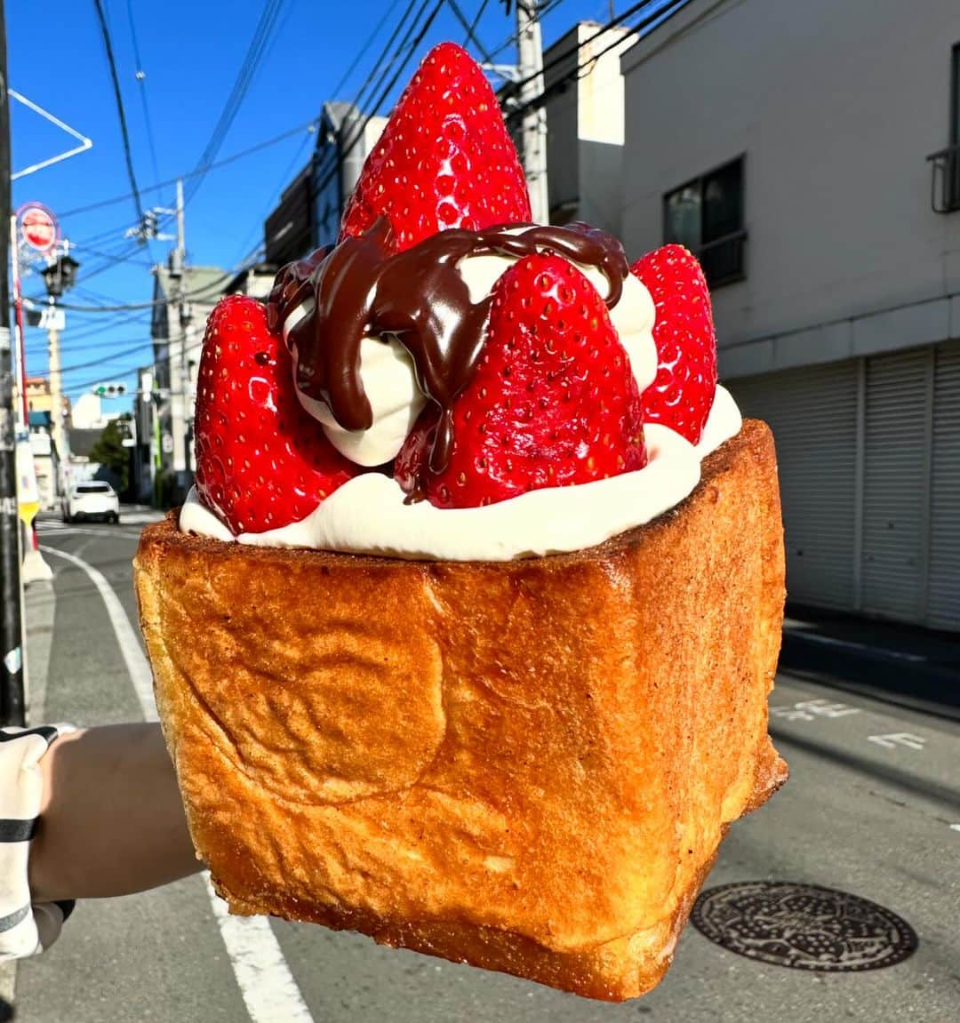 Coffee & Toast Tokyoのインスタグラム：「"どっしり"いちごのタルトぱん‼︎ 🍓🍓🍓🍓🍓🍓🍓🍓🍓  “When someone asks if You’d like tart or bread, why not say you want cake and pie?”  サクサクのタルト仕立てに焼き上げたパンにホイップクリーム、チョコレートクリーム。 いちごを添えて！  クリーミーなホイップクリームとほろ苦チョコレート、甘酸っぱいストロベリーの組み合わせ、たまらんです😋😋😋  . . . . . #どっしりいちごのタルトぱん #🍓  #strawberry  #tart  #strawberries  #いちご  #イチゴタルト  #strawberrytart  #苺  #いちごスイーツ   #三軒茶屋ランチ  #世田谷線カフェ  #パンスタグラム  #東京カフェ  #三軒茶屋カフェ #三軒茶屋  #パン #三茶カフェ  #三茶 #田園都市線カフェ #コーヒーアンドトースト  #coffeeandtoast #foodie  #foodiegram #chocolategram #甘酸っぱい  #どっしり」