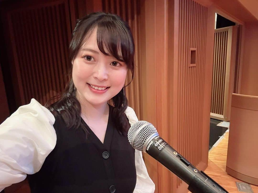 青木栄美子のインスタグラム：「【富山景観賞 司会】.  先日は司会のお仕事で 北日本新聞ホールへ🎤💨💨  富山県の表彰式、 司会を務めさせていただきました😌  景観賞を受賞されたみなさま おめでとうございます㊗️🎉  衣装は、かっちりした表彰式に合わせて モノトーンで落ち着いた雰囲気の @celford_official のワンピースで。  最近は民宿のことばかり投稿していましたが、 式典司会や祝賀会など 司会のご依頼も引き続きお待ちしています😊🎤 ＤＭよりどうぞ✨  ２枚目の写真は、 氷見の海岸で撮った「けあらし」🤳 一気に冬らしい気温になりましたねー‼️⛄️  今日はヒートテック売れてるだろうなぁ💨 今年は秋服使える日があんまり無かった…  #北日本新聞ホール  #司会 #フリーアナウンサー  #富山のフリーアナウンサー  #富山 #富山駅 #富山県  #富山市 #青木栄美子  #式典司会 #表彰式司会  #アナウンサー衣装 #衣装  #セルフォード #celford」