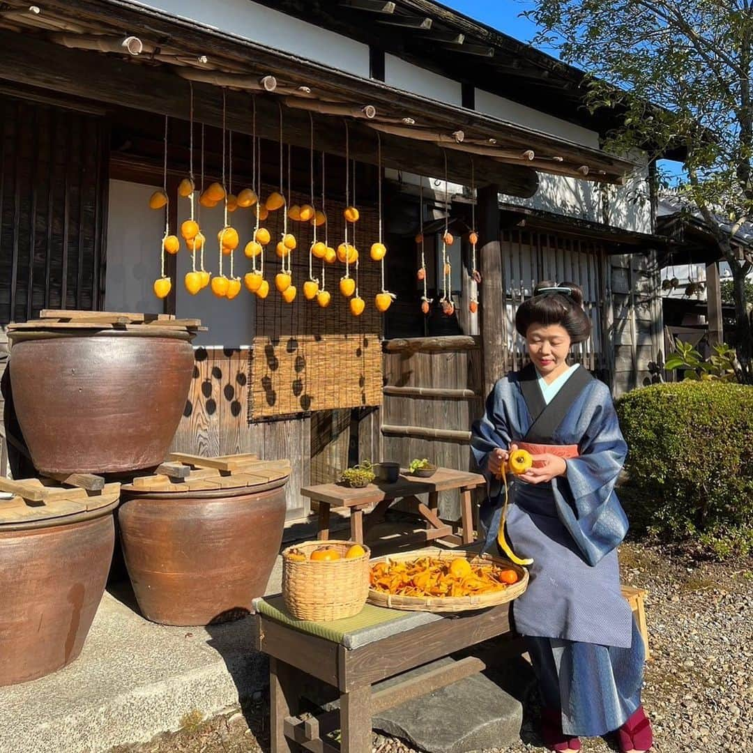 江戸ワンダーランド 日光江戸村のインスタグラム：「・ 秋色 | autumn colors🍁 日光は秋が色づいています。 Autumn colors are changing in the Nikko. ・ ・ #edowonderland #edo  #日本の風景 #干し柿 #江戸ワンダーランド日光江戸村」