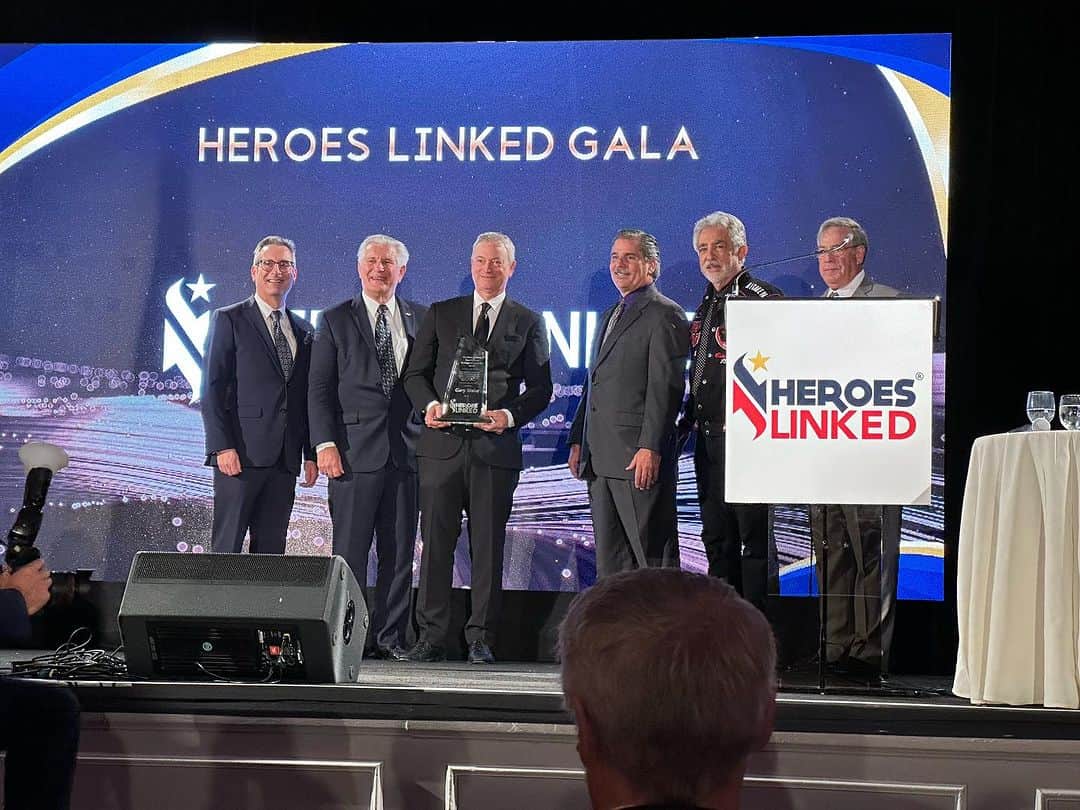 ロバート・パトリックのインスタグラム：「Great night saluting @garysiniseofficial and @garysinisefoundation for his exemplary advocacy of our veterans! #freedomisnotfree🇺🇸 @heroeslinked」