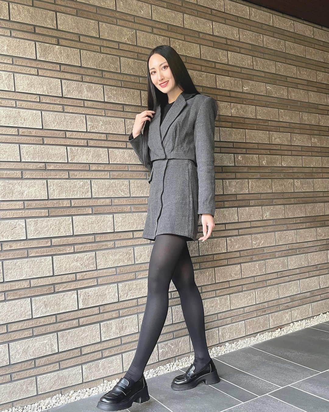 aya onoのインスタグラム：「#SHEIN購入品レポ  このセットアップ可愛くて即ポチりました❤️  Tops▼ 商品番号:24110910 サイズ:JP-XL(M)  そんなに分厚くはないけど、裏地もあるし、インナー次第で今くらいの季節でも真冬でもいけそう！！ この前までS売り切れてて、『まあ私肩幅結構あるしいいか』と思ってMにしたんどけど、やっぱりちょっと大きかったかも... 今見たらS在庫復活してた😭 背の低い子華奢な子はXSでぴったりだと思うし165cm超えの子でもSサイズでいいと思います🙆🏻‍♀️  Skirt▼ 商品番号:24110871 サイズ:JP-L(S)  ヒートテック+薄手ニットで微妙に大きい感じだったけど、これから少し分厚めニット着る季節になるから多分それでジャストサイズ✨ こっちはペラペラというほどではないけど軽めの素材でした  Shoes▼ 商品番号:13009102 サイズ:JP24.5(CN39)  1,811円とめちゃくちゃ安かったんで雨の日用にローファー買いました❤️  厚底で身長盛れるし、フラットだからめちゃくちゃ楽！！  普段24.5cm履いてて、スニーカーは25cm(ニューバランスは25.5cm)なんだけど、ちょっと小さかったかな〜 タイツの日はピッタリなんだけど親指なちょっと窮屈なかんじ、分厚め靴下履いたら多分履けないからもう一個大きいのでもよかったなという感じです  11月17日から11月27日まで、BLACK FRIDAYセールが開されています🎉 SHEIN30万点以上の人気アイテムが限定値下げで、最大90%OFFのアイテムも！！  クーポンコード▶︎23BF165 ご利用期限:2023年11月10日〜2023年12月31日 ※0-5999円で15%オフ, 6000円以上のご購入で20％オフ ※SHEINアカウント１つにつき三回までクーポンご利用していただけます。  ぜひこの機会に🩵  『試すたび、好きが見つかる。届くたび、好きが増えてく』 @sheinofficial  @shein_japan   #SHEINblackfriday #SHEINGoodFinds #SHEIN購入品 #BeSHEINモデル #SHEINforAll #loveshein #ad #saveinstyle #PR #ブラックフライデー #SHEIN」
