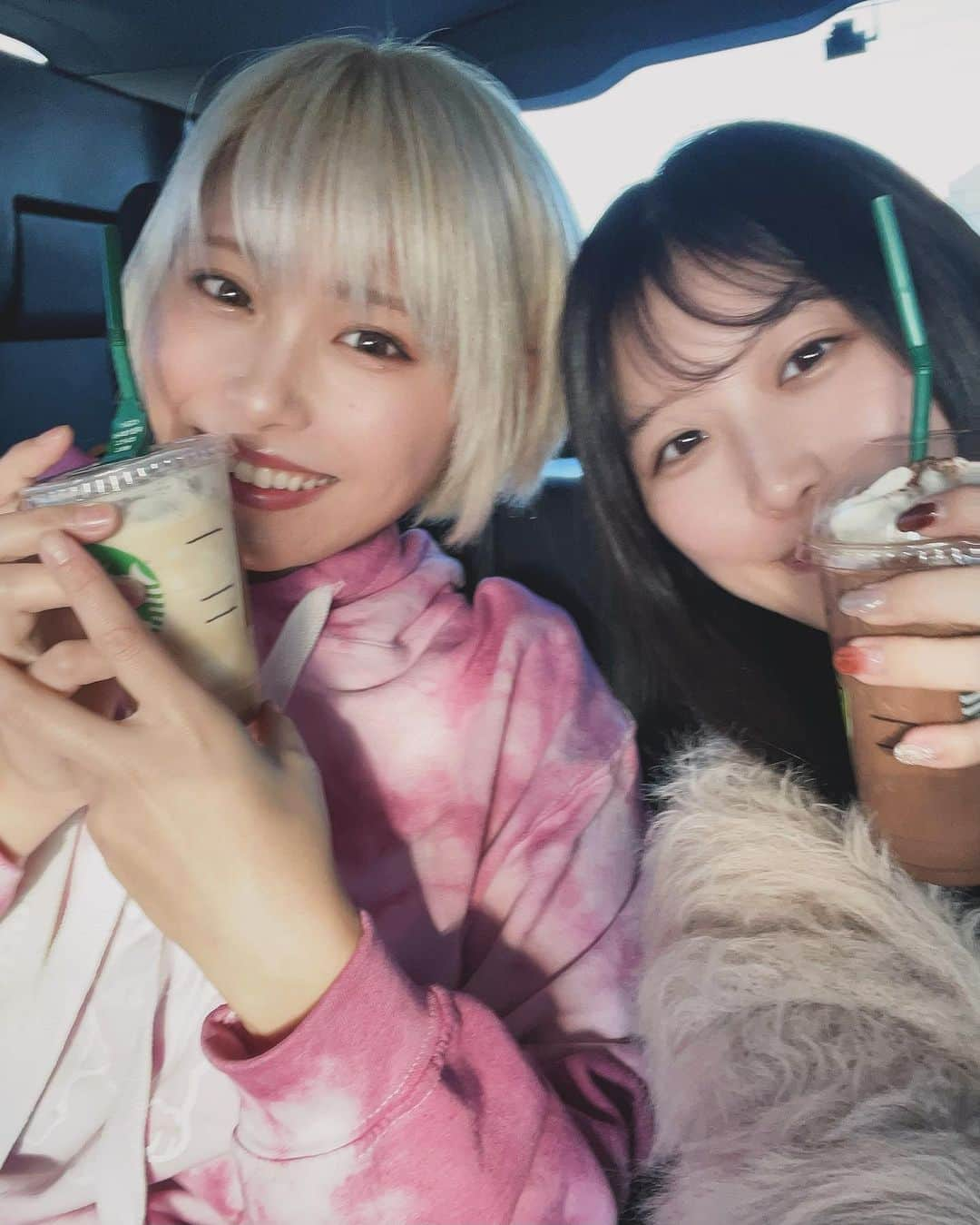 塚田綾佳のインスタグラム：「名古屋 むかってまぁす❣️  さっむいけど #飯田菜々 ちゃん @naaaaaana0123 と フラペチーノ(∩ˊᵕˋ∩)･*⛄️  明日は❣️ #Acars イベントッ🚗³₃🇺🇸 遊びに来てね~~~💗🫣✨  ----------♡----------  A-day @名古屋 2023年11月19日(日) 9:00~15:00(予定)  会場🇺🇸愛知県名古屋市港区港町1 【名古屋港ガーデンふ頭ひがし広場】  観覧の方★入場無料★ ※車の場合、駐車は別にお願い致します  📸写真撮影ok 📸物販にて ツーショットチェキ撮れます💗   A-cars @acarsmagazine  alphaindustries @alpha_industries_japan  ROUTE @route.officia1  ー #Acars #Acarsギャル #マガジンボックス #alpha_industries_japan #alpha_industries #ROUTE #アメ車 #グラビア #雑誌 #アヤカップ #金髪ショート #あやぽん #塚田綾佳」