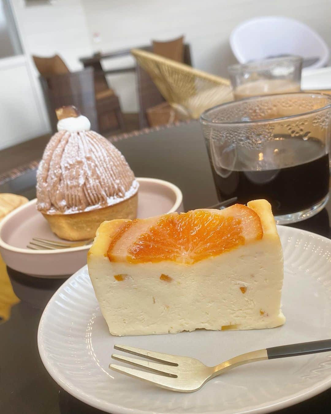 滝香織のインスタグラム：「. . 去年8月にオープした松山市北梅本町にあるsunny side sweet. @sunnyside_sweet   初めて行ってきました！！ おしゃれ空間✨ 1階は焼き菓子やケーキ・ジェラートなどを販売していて、2階はイートインスペースに。 ケーキは#ストーリーオブチーズケーキ の#チーズケーキ も置いていて、今回は#ブラッドオレンジのチーズケーキ を✨ @story_of_cheesecake  そして、他にも色々ケーキがあって悩んだ結果、#モンブラン にしましたー😆 美味しかったぁ😋  2階でのんびりお茶もできて、またぼーっとしに行きたいなぁと思いました☺️  #サニーサイドスイーツ #松山カフェ #愛媛カフェ #松山スイーツ #愛媛スイーツ #松山焼き菓子 #cheesecake」