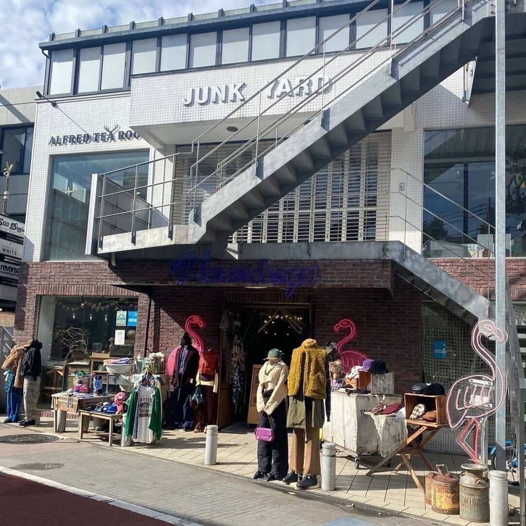 古着屋フラミンゴ下北沢店さんのインスタグラム写真 - (古着屋フラミンゴ下北沢店Instagram)「⠀  【イベント出店情報】 Ye氏(カニエウェスト)とGAPのコラボブランド FYeezy×GAPI 1幻の未発売アイテム" 計7種類のDEAD STOCKをフラミンゴPOPUPにて販売致します。 POPUP第一弾は、 12/1~12/3金・土・日の3日間です。 フラミンゴ原宿(12/1、12/2)・フラミン aTiL;R2nd(12/3) 原宿・下北沢にお越しの際は是非ご来場 ください。  【イベント出店日時】 フラミンゴ原宿 2023年12月1日(金）・12月2日（土） 10:00〜在庫無くなり次第終了 フラミンゴ下北沢2nd 2023年12月3日(日） 10:00〜在庫無くなり次第終了 【開催場所】 2023年12月1日(金)・12月2日 (L)10:00 ~ フラミンゴ原宿 F150-0001 神宮前4-26-28,ジャンクヤード1階 2023年12月3日(日） フラミンゴ下北沢2nd т 155-0031 北沢2丁目37-2 パラッツィーナビル 1F.2F 10:00~  ※雨天中止の場合はフラミンゴ原宿・下北沢2nd店のインスタグラムストーリーにてお知らせします。 【販売時ルール】 販売開始10:00〜在庫無くなり次第終了 整理券は各日9:30から配ります。 販売は整理券配布順でのご案内になります。 オープン後に来られたお客様は整理券をお持ちのお客様への販売が終了次第購入可能です。  購入後の返品、交換は行なっておりません。  ※混雑を避ける為、当日試着できません。 サイズサンプルの商品をハンガー掛けしてあります。そちらでご確認下さい。 ※尚、元々アイテムの数量は違いますが POPUP各日毎に在庫は用意してあります。  【販売制限について】 お一人様一回の販売枚数は"常識の範囲内でのご購入をお願い致します。 【通販などについて】 POPUP後の在庫状況を見てフラミンゴ オンラインへの掲載を予定しております。その際は追って告知させて頂きます。 DMでのお問い合わせなどは一切受け付けておりません。ご了承ください。 #yeezygap #yeezy #gap #kanyewest #ye #unreleaseditems」11月18日 16時08分 - flamingo_shimokitazawa