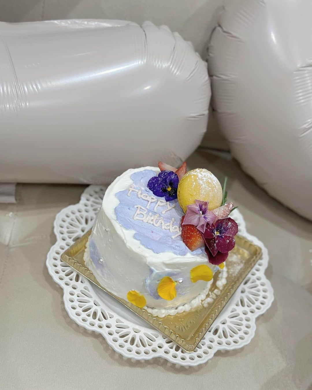 藤崎未夢のインスタグラム：「♡‬  🎂23rd birthday cake🎂  今年のバースデーケーキはオーダーケーキで 推しサイカラーの紫と黄色のイメージになるように お願いしました💜💛  おしゃれでかわいいケーキに 仕上げていただきありがとうございました！ とってもおしかった〜〜！🎀 . .  #ケーキ #バースデーケーキ #オーダーケーキ #新潟 #新潟スイーツ部」
