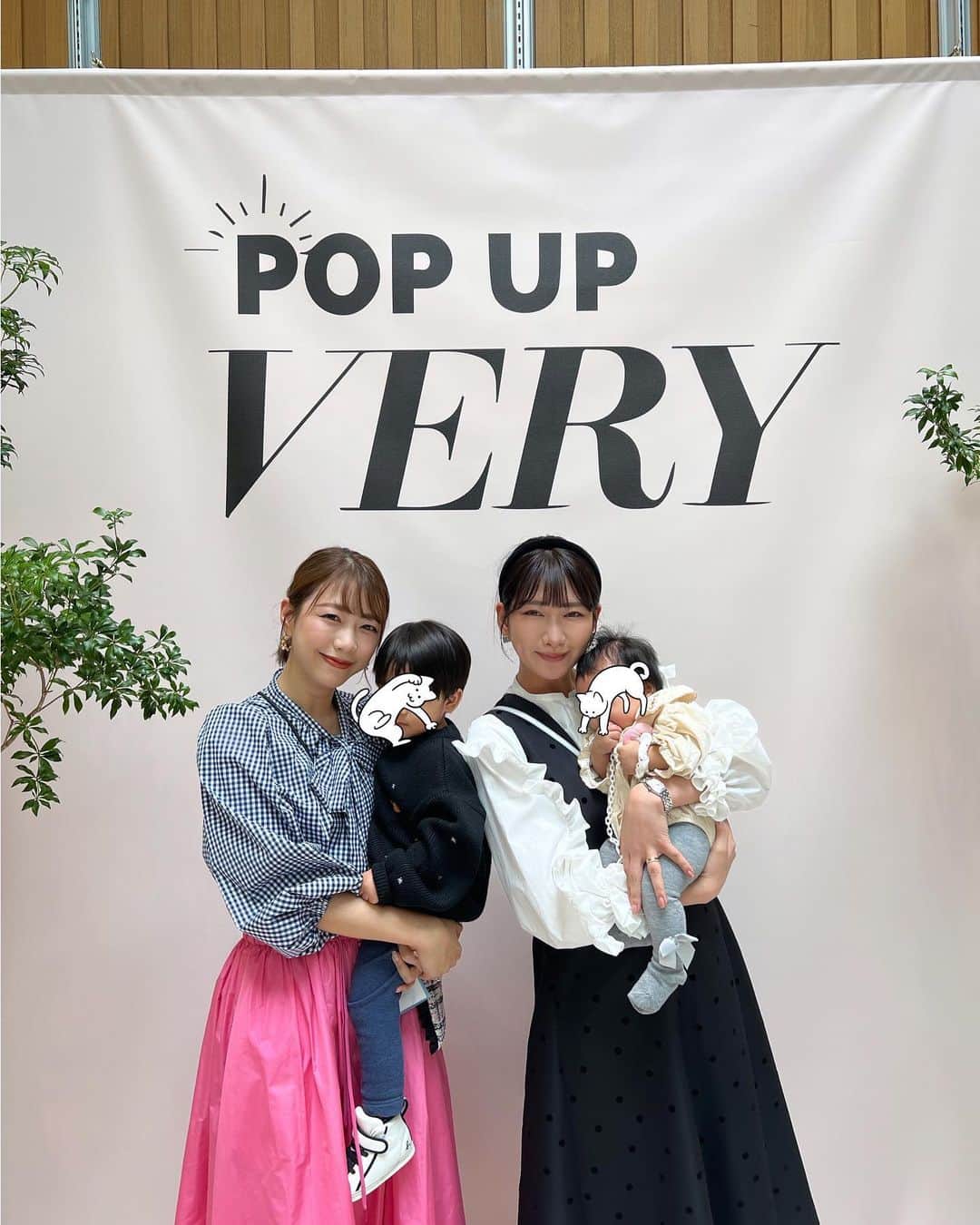 井端珠里のインスタグラム：「Maglie le cassettoさん　@m_maglie_le_cassetto_official  の応援に 毎月愛読しているVERYさんのPOP UPに家族で行ってきた🤍 いつもお買い物している大好きな人気ブランドばかりが集まっていてかなり私得🥹  欲しかったMaglie×VERYコラボ限定色のフリルパーカーのネイビーを無事購入できてほくほく🥰 来年からの幼稚園送迎や行事で重宝しそう。  スタッフさん皆さん子連れに優しくしてくださって、有り難かったし、 ライターさんが美しくて目の保養だったなー☺️❤️」