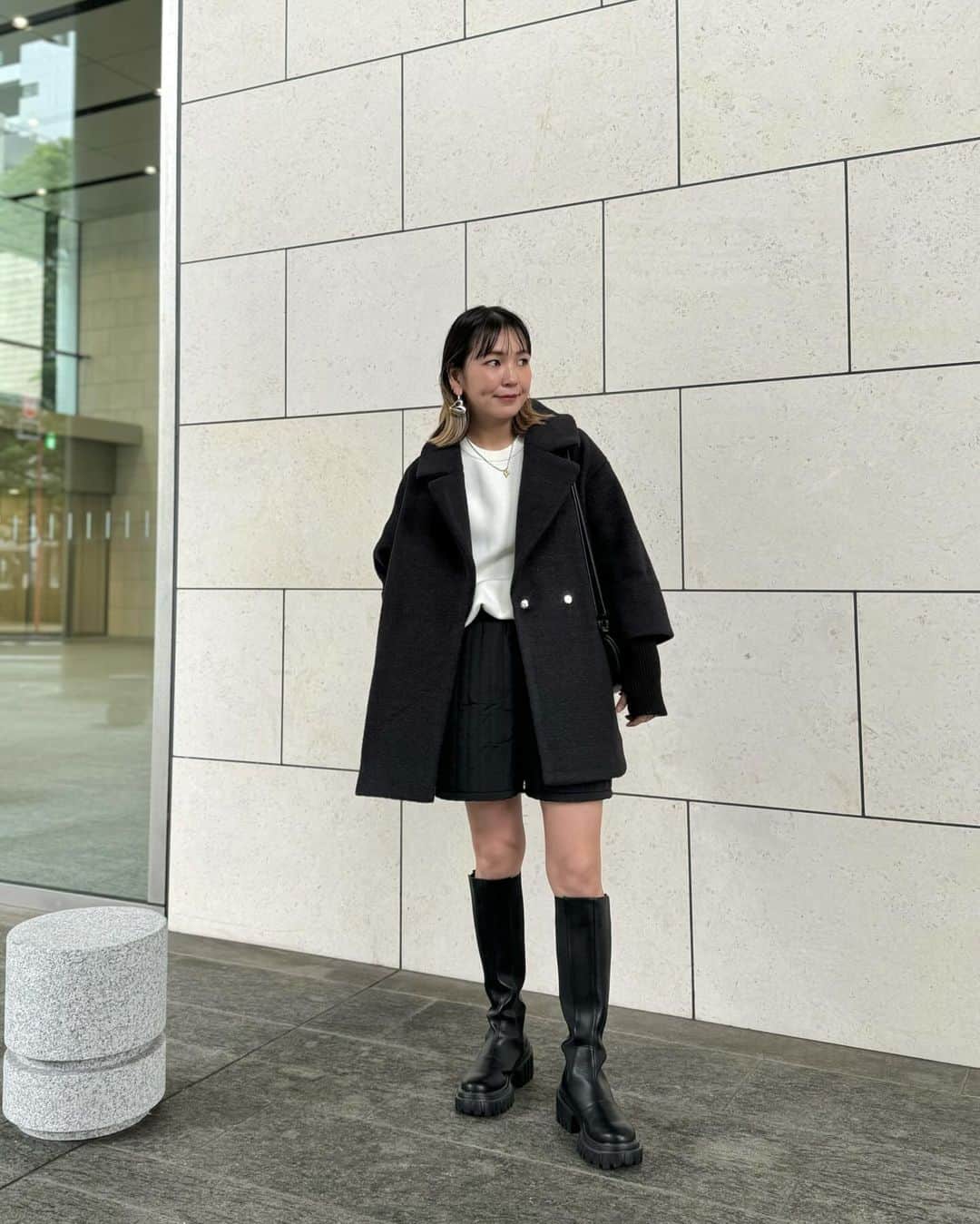 natsumi ♥︎のインスタグラム：「2023/11/18  .  ミキミニHappy Birthday🎂笑  今日は @yoka1124 ときょもの舞台🩷 その前にロケ地巡りもできてよい休日🥰  .  outer #palcollection @pal_collection_official  pants #gu @gu_for_all_  shoes #jouetie @jouetie_official   昨日は雨だったからショートパンツに ロングブーツ合わせ🤗 前より脚太くなってブーツ閉める時 ふくらはぎの肉挟みそう😇🩹笑  袖リブにサムホールのついたお気に入りのコート🖤 19日限定で¥1000offになるので チェックしてみてね✨  . .  #パルコレクション #pr #モノトーンコーデ #コクーンコート」
