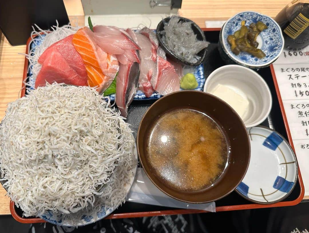 範田紗々さんのインスタグラム写真 - (範田紗々Instagram)「月島〜😋 といえばもんじゃなイメージですが🐟 しらすご飯のボリュームに笑ってしまいました🤣 おいしかった… #月島 #魚菜はざま  #しらす山 #ヤジメシ」11月18日 16時18分 - handa_sasa