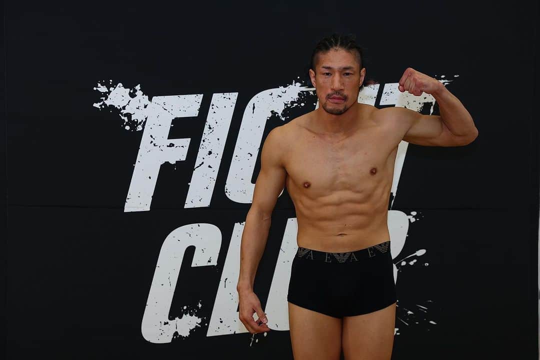 前口太尊のインスタグラム：「計量はパスしました！！  明日は数週間でどこまでできたかわからないけど、試合も練習も全部こなしてきました！！  荒業でだいぶ成長できたと思います。  無事に試合出場する条件は整いました！！  4本ロープでも3本ロープでも元気ハツラツ前口太尊でいきます！！  初のオープンフィンガーグローブ！大爆発させます🔥🔥🔥  #FIGHTCLUB #飯伏プロレス研究所」