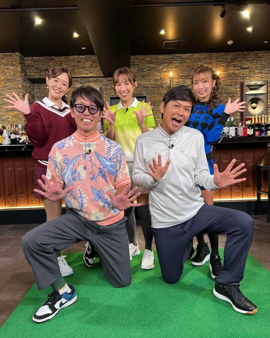 SARAKIMISAKIさんのインスタグラム写真 - (SARAKIMISAKIInstagram)「先日撮影した『DEEP ゴルフ』⛳️ @bsfuji_deepgolf   いよいよ明日放送ですっ📺✨ 見れる人はぜひ見てみてください❣️  11月19日（日）よる8時～BSフジ  ゲストはインストラクターの石井忍さん🏌️‍♂️ こだわりを聞いて極太グリップに とても興味を持ちました🫶🏻 一度変えると抜け出せないらしいですよ🫣✨  お楽しみにー🩷🩷  以下、詳細です🫡⛳️  . . 11月19日（日）よる8時～ 「DEEP・ゴルフ」 聞けば聞くほど知れば知るほどハマる#ゴルフのDEEPな世界！ 今回のゲストはゴルフ界を支える＃石井忍インストラクターなこだわりのクラブセッティングを深掘り！！ ＊ キャディバッグフルオープン インストラクター・石井忍のこだわりは「#ブライソン・デシャン ボーになりたい人に巻き込まれて使い始めた」という極太のグリップリン業体格に関係なくオススメできるというその魅力をディープに語るまさらにアライメントスティックやゴム製のステップパッドなどの練習器具を常備品それらを使った練習方法を特別伝授／ ●放送概要 ・番組名：『DEEP・ゴルフ』#deepgolf ・放送局：#BSフジ ・放送日時：毎週日曜20:00～20:30 ・出演者：<MC>＃岡田圭右（＃ますだおかだ） <ゲスト> 石井忍 @shinov141  @izumingolf @misarasara.golf @chino_golf」11月18日 16時22分 - misarasara.golf