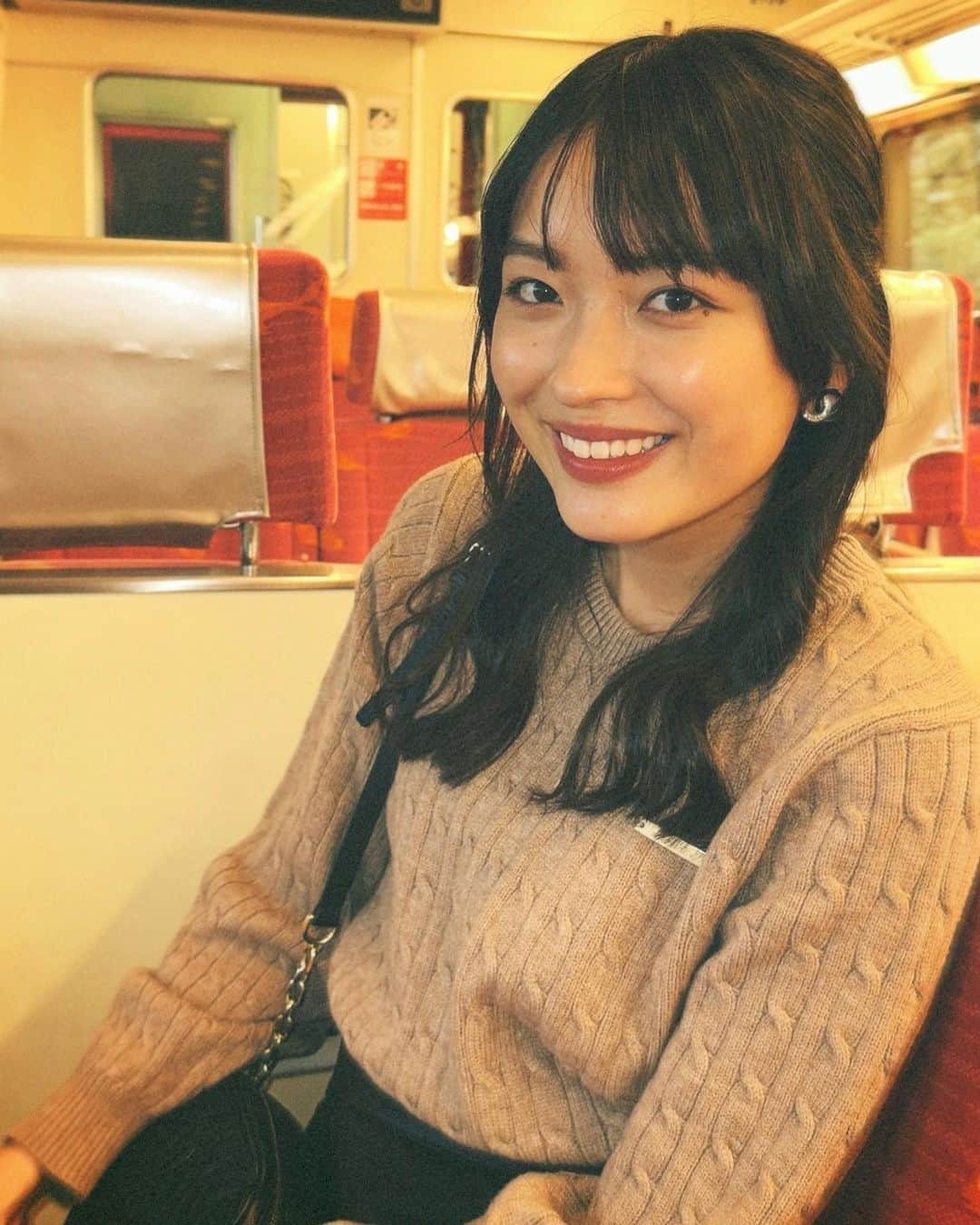 茅島みずきさんのインスタグラム写真 - (茅島みずきInstagram)「⁡ 実は仲良しの新谷と熱海に行ってきました〜‪☺︎‬‪ ⁡ ⁡ とにかく楽しすぎる計画性ゼロの旅でした😂 ずっと笑ってたかと思うとお互い疲れて無言になったり、深夜に明日どこ行くー？って散々話し合ったのに結局全然違うところに行ったり、、(笑) ⁡ ⁡ でも全部が楽しくて幸せな時間でした！！ ⁡ ⁡ とにかく新谷の可愛い写真が沢山撮れて私は大満足です。 ⁡ ⁡ また行こうね！！ ⁡ @yuzumi_shintani」11月18日 16時23分 - mizukikayashima_official