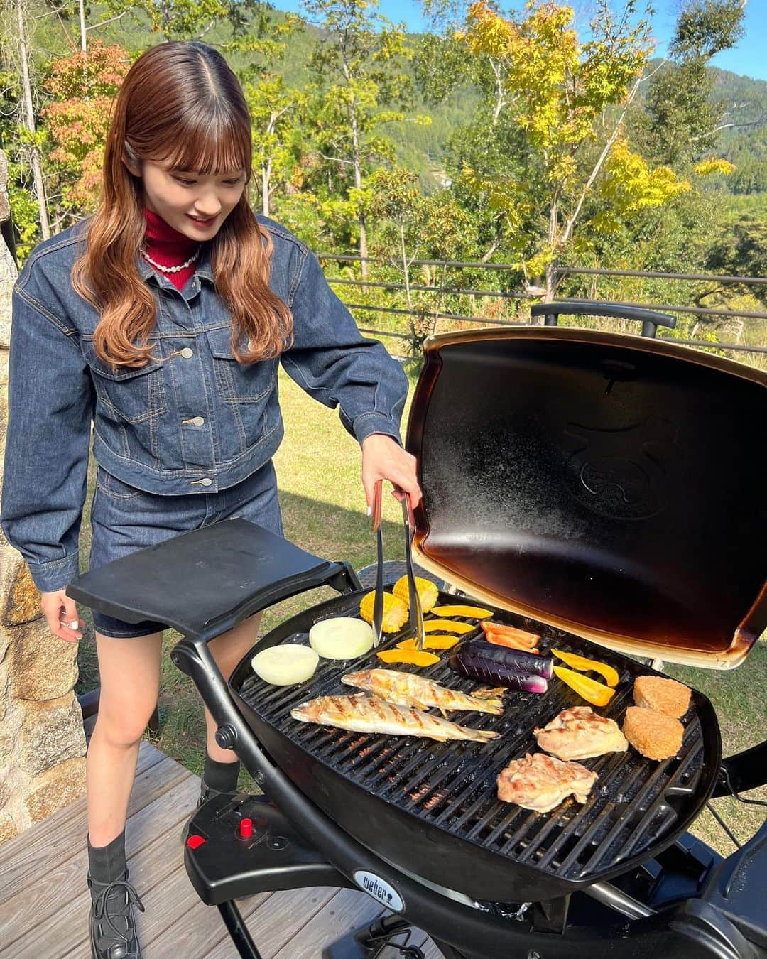 川村文乃のインスタグラム：「モンベルアウトドアヴィレッジ本山の 「ハーベステラス本山」でBBQしました🏕  吉野川でとれた鮎 身がほくほくで美味しかったです😋 旨みがぎゅっと詰まっちょった！  去年は仁淀川で釣った鮎を塩焼きにして食べたかやけど BBQでほかの食材と食べるのもいいですね〜☺️  嶺北満喫セットは 鮎の他に土佐あかうしとはちきん地鶏も食べれて 大満足でした💯  #ANGERME#アンジュルム#川村文乃#高知県#鮎#かむ高知観光#ハーベステラス本山#モンベルアウトドアヴィレッジ本山#pr」