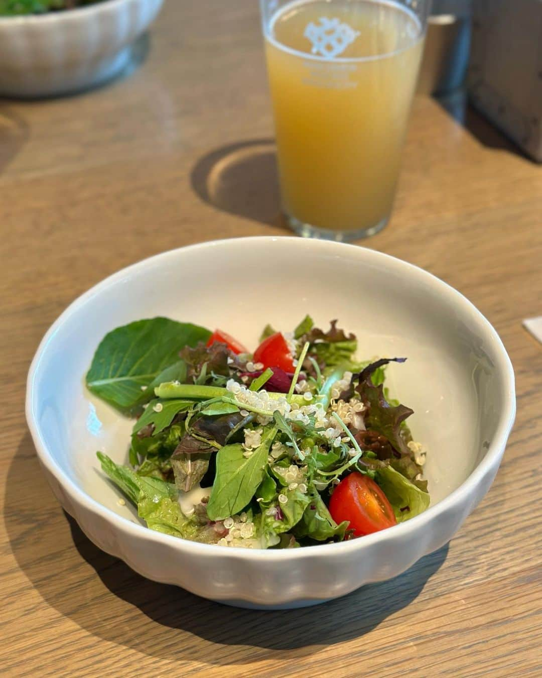 黒田麻理耶さんのインスタグラム写真 - (黒田麻理耶Instagram)「🍝🍺 . こえみ氏と「ラシーヌ青山(@racines_aoyama)」で ランチしたよ👩‍❤️‍👩 . ■カジュアルコース (3,000円) 前菜、サラダ、3種類から選べるパスタ、デザート、 コーヒーor紅茶付き . パスタはトマトソース系を選びがちです🙋‍♀️🍅🍝 ラシーヌアイスクリームがとっても美味しかった〜🍨🍫 お昼間からビールも飲んで幸せ🥴 . そして今日、11月18日は… こえみちゃん(@_coemi)のお誕生日🎂💕 おめでとう〜😆👏 改めてディナーでお祝いします🍽️🍷😉 . #RACINESAOYAMA  #ラシーヌ青山  #表参道 #表参道ランチ  #表参道グルメ  #表参道カフェ #mariyagourmet  #こえみまりや」11月18日 16時33分 - mariya_kuroda