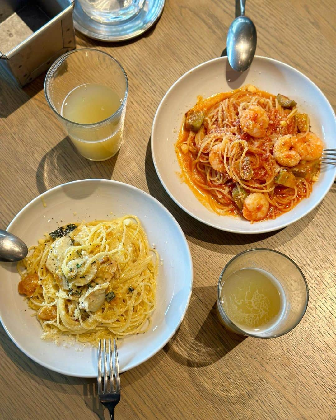 黒田麻理耶のインスタグラム：「🍝🍺 . こえみ氏と「ラシーヌ青山(@racines_aoyama)」で ランチしたよ👩‍❤️‍👩 . ■カジュアルコース (3,000円) 前菜、サラダ、3種類から選べるパスタ、デザート、 コーヒーor紅茶付き . パスタはトマトソース系を選びがちです🙋‍♀️🍅🍝 ラシーヌアイスクリームがとっても美味しかった〜🍨🍫 お昼間からビールも飲んで幸せ🥴 . そして今日、11月18日は… こえみちゃん(@_coemi)のお誕生日🎂💕 おめでとう〜😆👏 改めてディナーでお祝いします🍽️🍷😉 . #RACINESAOYAMA  #ラシーヌ青山  #表参道 #表参道ランチ  #表参道グルメ  #表参道カフェ #mariyagourmet  #こえみまりや」