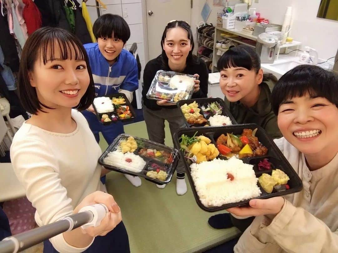 未知やすえのインスタグラム：「今日は花子ちゃん主催の決起集会 女子楽屋皆んなにお弁当をご馳走してくれました。 ありがとう❤️ 今週は吉田裕座長週 お芝居所あり！遊びあり！の新喜劇 11月20日までNGKでお待ちしてます🎵 #NGK #よしもと新喜劇  #吉田裕 #座長 #清水啓之 #山田花子 #森田まりこ #川筋ライラ  #松浦景子 #湯澤花梨 #未知やすえ」