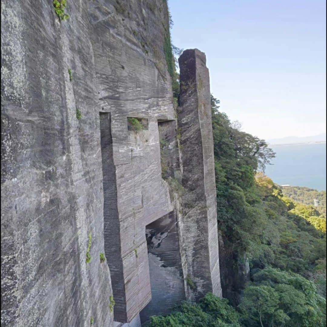 さとう珠緒さんのインスタグラム写真 - (さとう珠緒Instagram)「登山で頂きメシ！  鋸山に登山しました  石仏や、ラピュタの壁、地獄覗き、、  みどころいっぱい  明日のスカイA、TVer、ABEMAなどで📺  久しぶりの登山  山と海と絶景が楽しめました  良い週末を☆」11月18日 16時43分 - tamao_satoh