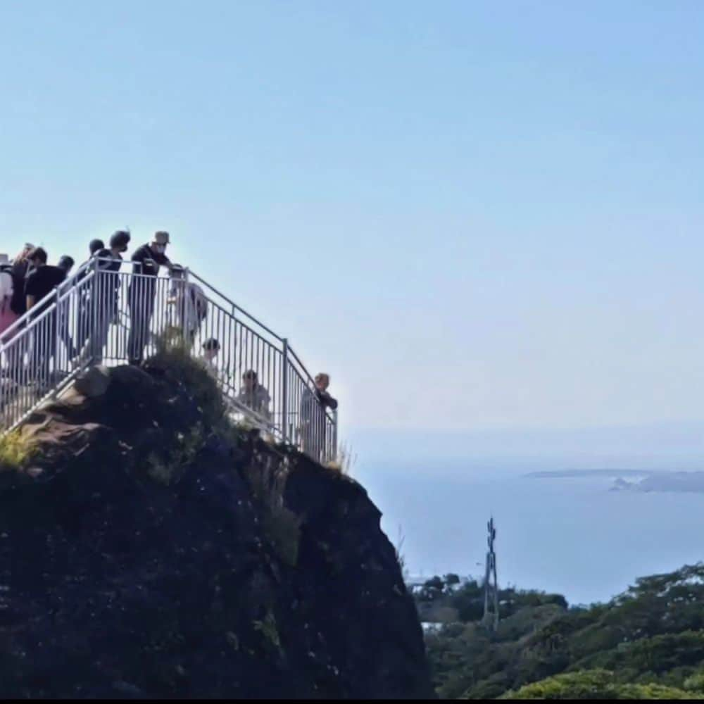 さとう珠緒さんのインスタグラム写真 - (さとう珠緒Instagram)「登山で頂きメシ！  鋸山に登山しました  石仏や、ラピュタの壁、地獄覗き、、  みどころいっぱい  明日のスカイA、TVer、ABEMAなどで📺  久しぶりの登山  山と海と絶景が楽しめました  良い週末を☆」11月18日 16時43分 - tamao_satoh