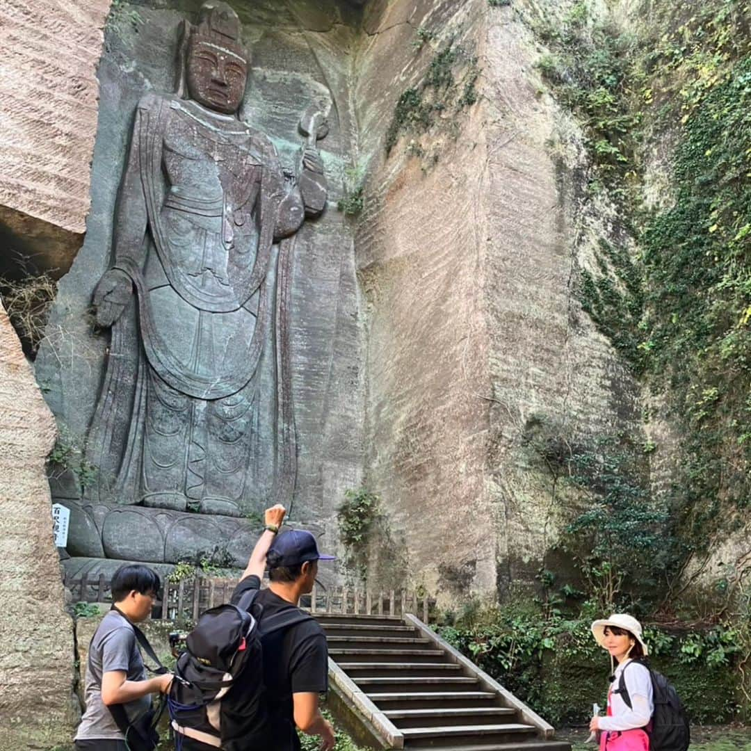 さとう珠緒さんのインスタグラム写真 - (さとう珠緒Instagram)「登山で頂きメシ！  鋸山に登山しました  石仏や、ラピュタの壁、地獄覗き、、  みどころいっぱい  明日のスカイA、TVer、ABEMAなどで📺  久しぶりの登山  山と海と絶景が楽しめました  良い週末を☆」11月18日 16時43分 - tamao_satoh