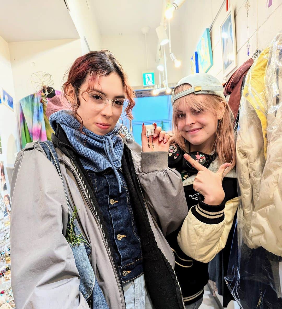 平井富子のインスタグラム：「Beautiful women appear！  都内からアメリカ出身のGigiさんとオーストラリア出身のBambiさんがご来店！  ２人は、日本に来て７〜８ヶ月、日本語がとても上手。ビックリです。  Gigiさんは、留学生で日本語を勉強中。今度、試験を受けるとか。頑張って〜  Bambiさんは、英語の先生。さすがです〜 ３人で楽しくトーク！ 楽し〜  オリジナルの紫金石ピアスを気に入って頂きました。  紫金石は、パワーストーンで、眠っている才能を引き出し、前向きなエネルギーを与え、努力を実らせます。良いことが有りますよ!  また、遊びに来て下さい！」