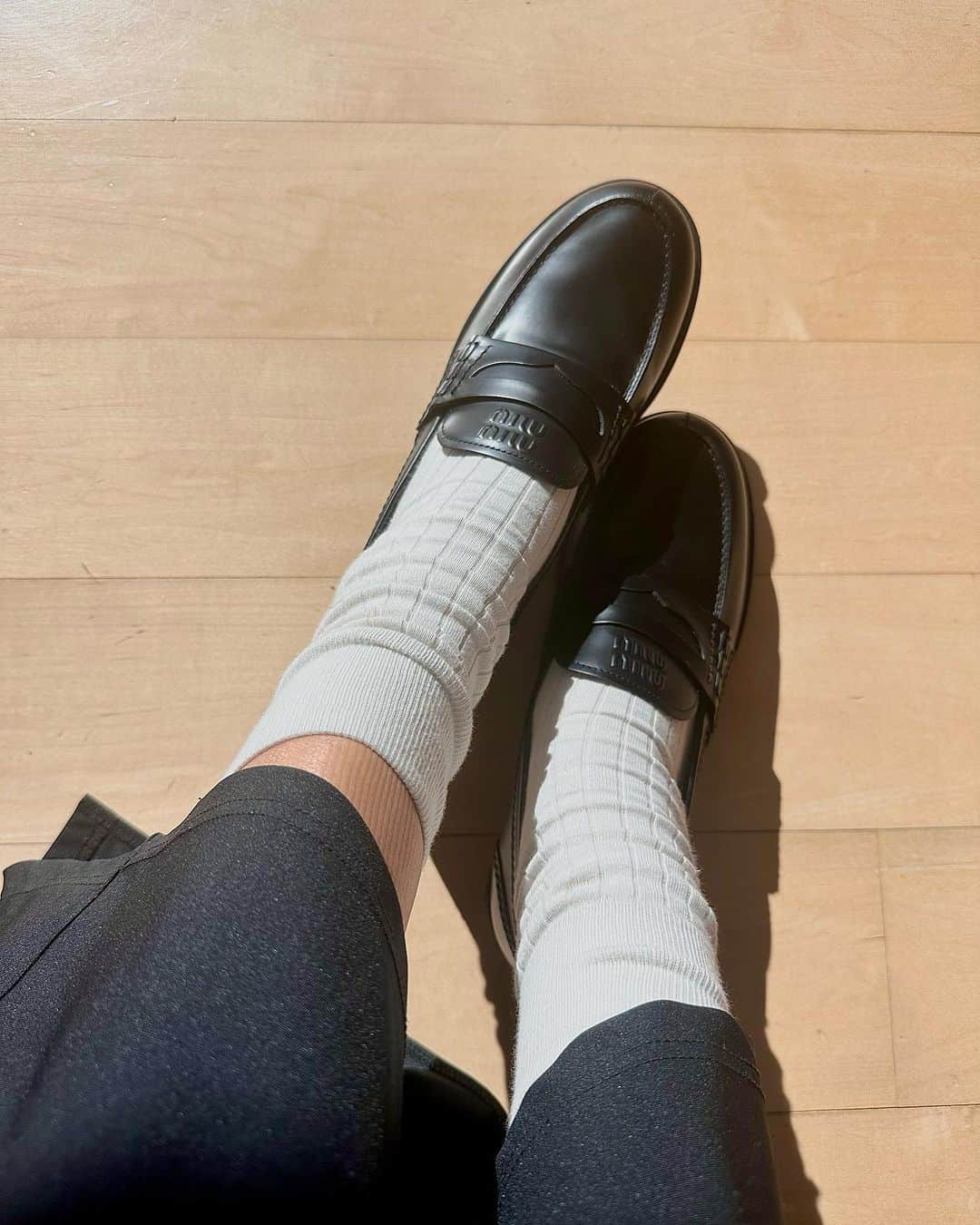 三苫愛さんのインスタグラム写真 - (三苫愛Instagram)「@miumiu のローファー👞 シンプルなものが欲しくて探し回ってやっと手に入れたものが小さく、手放し、また同じものの大きめサイズを執念で手に入れました😎 欲しいものは絶対に手に入れようとするのはミフとおんなじだと夫に言われております🧒🏻 冬服に合わせるの楽しみです❤️‍🔥」11月18日 16時44分 - ai_mitoma