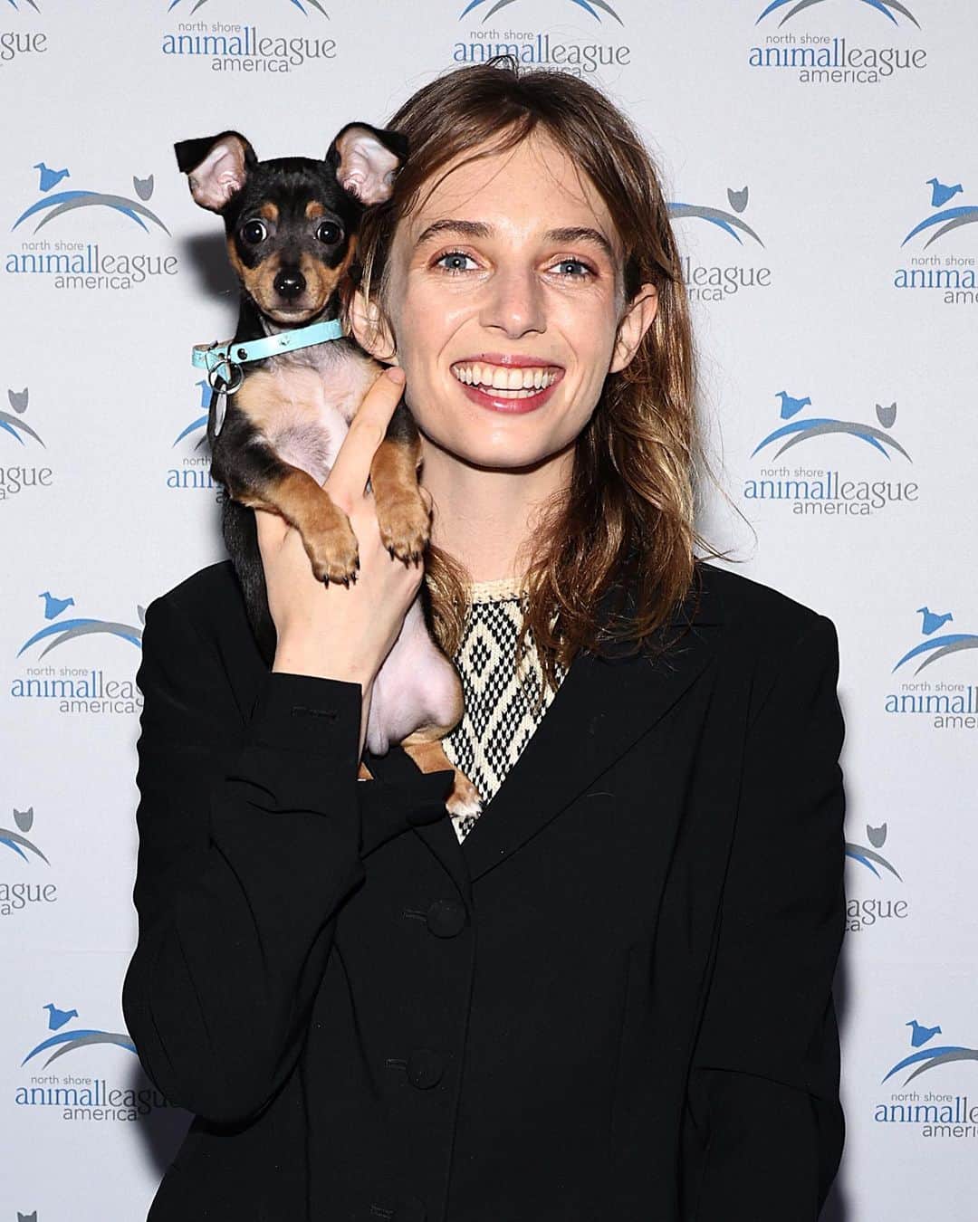 Just Jaredさんのインスタグラム写真 - (Just JaredInstagram)「Maya Hawke posed with some adorable puppies at North Shore Animal League America‘s 2023 Celebration of Rescue on Friday in New York City. Head over to JustJared.com to see more wholesome photos of the “Stranger Things” star and her furry friends! #MayaHawke Photos: Getty」11月18日 16時48分 - justjared