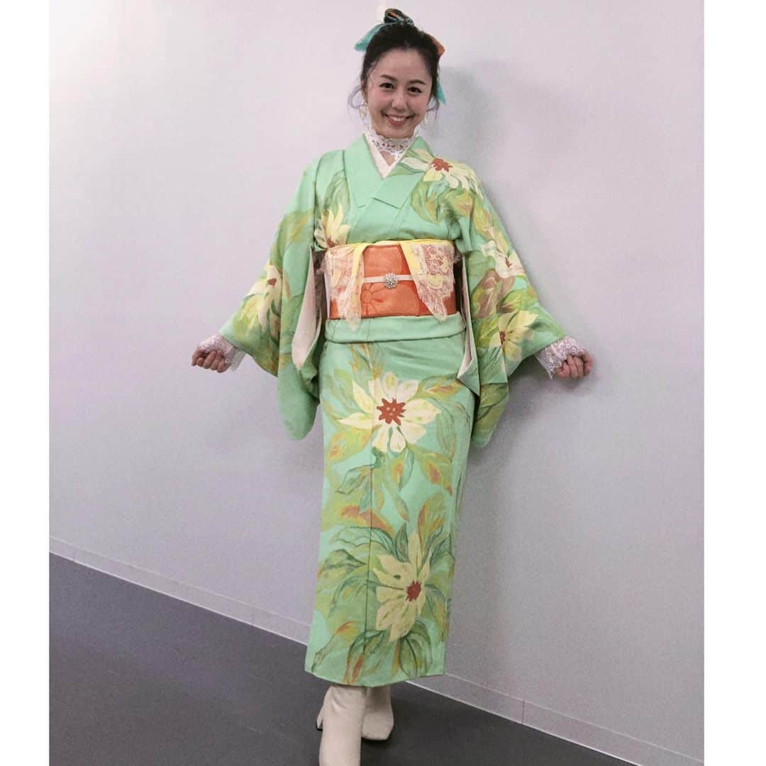 桂紗綾さんのインスタグラム写真 - (桂紗綾Instagram)「レトロポップな和洋ミックス💚🧡  #梅の花の帯  #バタフライ帯揚げ  #着物コーデ  #アンティーク着物  #アンティーク着物コーデ  #ブーツ以外  #アンティーク  #梅酒イベント  #ほろ酔い」11月18日 16時49分 - saaya_katsura_abc