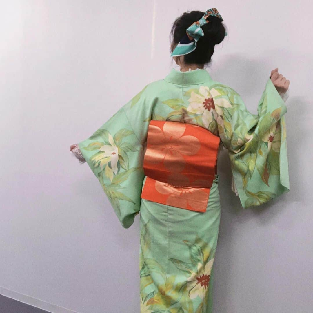 桂紗綾さんのインスタグラム写真 - (桂紗綾Instagram)「レトロポップな和洋ミックス💚🧡  #梅の花の帯  #バタフライ帯揚げ  #着物コーデ  #アンティーク着物  #アンティーク着物コーデ  #ブーツ以外  #アンティーク  #梅酒イベント  #ほろ酔い」11月18日 16時49分 - saaya_katsura_abc