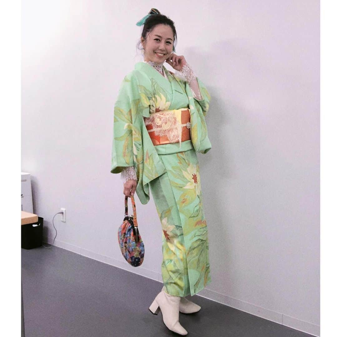 桂紗綾さんのインスタグラム写真 - (桂紗綾Instagram)「レトロポップな和洋ミックス💚🧡  #梅の花の帯  #バタフライ帯揚げ  #着物コーデ  #アンティーク着物  #アンティーク着物コーデ  #ブーツ以外  #アンティーク  #梅酒イベント  #ほろ酔い」11月18日 16時49分 - saaya_katsura_abc