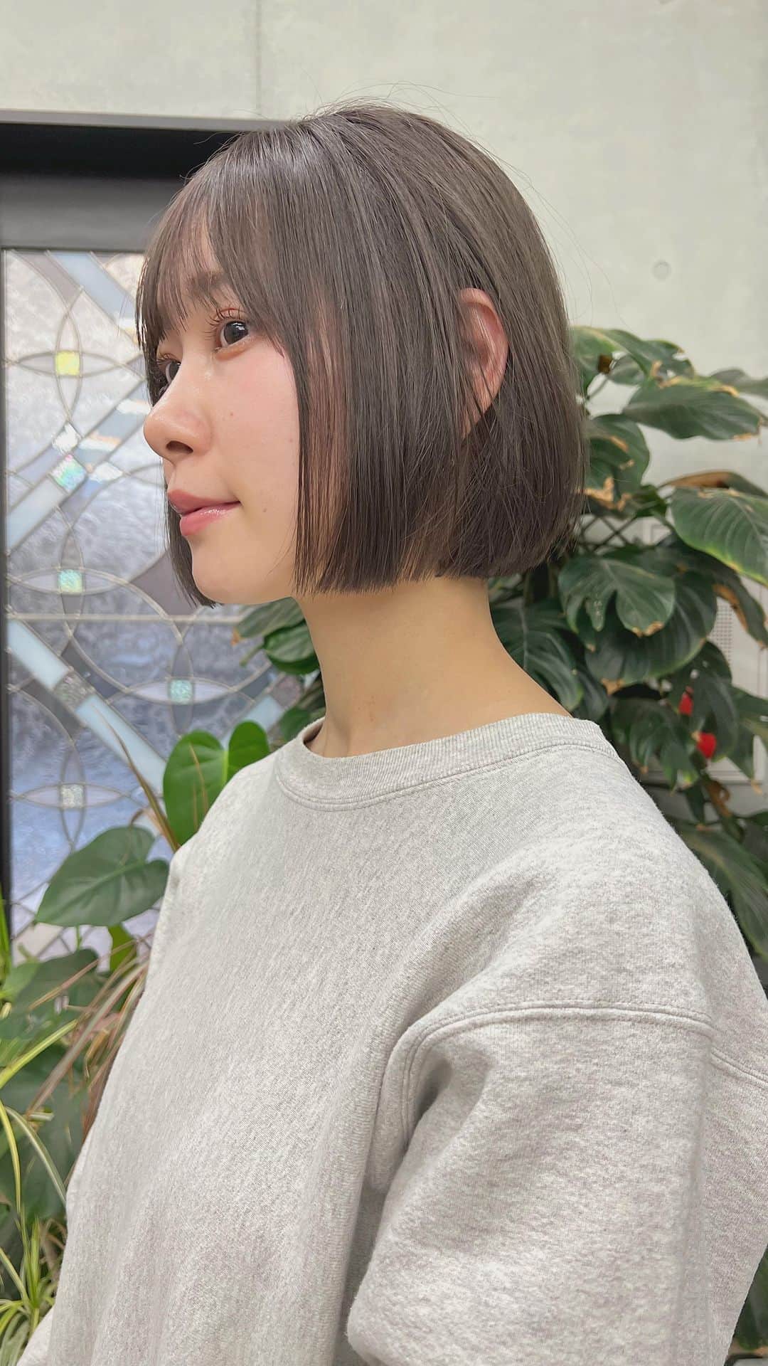 兼井遼のインスタグラム：「オリーブミルクティー＊ 綺麗なラインのボブ✌︎  柔らかくほつれるヘア😌  ツヤのある 暗くても透明のある カラーならお任せください☺️  11月12月のご予約も まだまだお取りできます🙇🏻  ご質問などは コメントにてお問い合わせください！😌  #ケアカラー  #ヘアアレンジ  #ケアダブルカラー  #巻き方  #髪質改善カラー  #イルミナカラー  #ミルクティーベージュ #グレージュ  #ケアブリーチ  #ハイライトカラー  #ハイトーンカラー  #ブリーチ  #ダブルカラー   #インナーカラー  #オリーブアッシュ  #グラデーションカラー  #グレージュカラー  #ツヤトーン  #パーマ  #艶髪  #外国人風  #髪質改善トリートメント  #くびれヘア  #シースルーバング  #髪質改善  #ラベンダーグレージュ  #オリーブグレージュ  #トリートメント  #ヘアアクセサリー　#インナーハイライト」