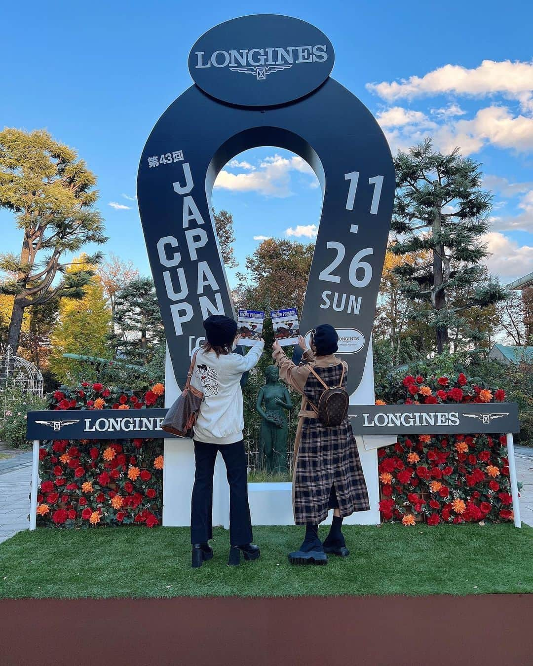 青山明香里さんのインスタグラム写真 - (青山明香里Instagram)「.  ⚪️テーマ  ニートの姉と モデルの妹🐎  全敗、、 楽しかったからよし #普通に働きます @jra.official」11月18日 16時53分 - _im.akari_2929