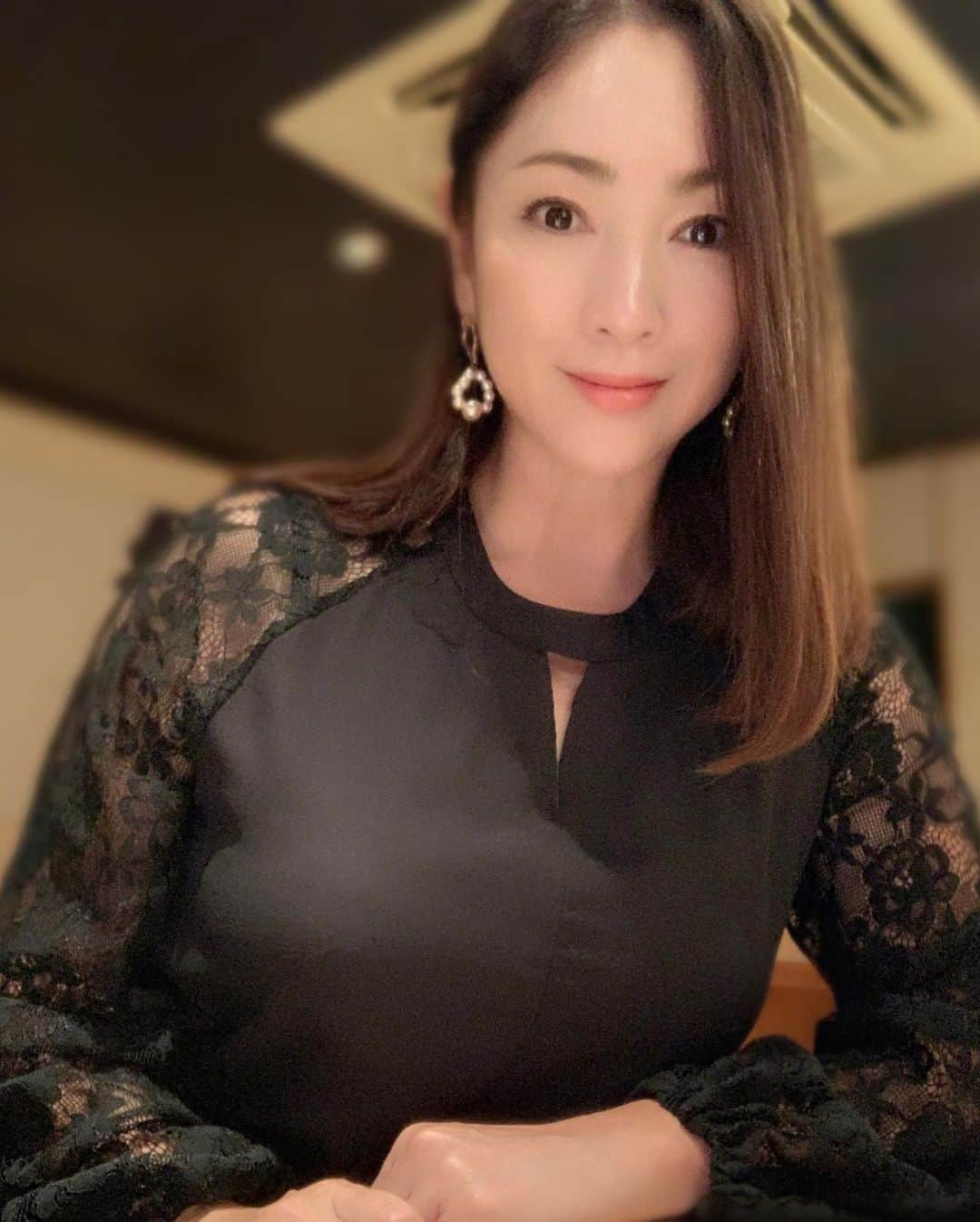 田中悦子さんのインスタグラム写真 - (田中悦子Instagram)「喉風邪ひいたけど お薬飲んで 運動はお休みしたら 治った〜😎😎😎  まわりも、風邪ひきさんが多いし、 フォロワーさんも気をつけてくださいな😉☺️  #ブラックワンピース #ブラックレースドレス」11月18日 16時54分 - etsuko.reborn25