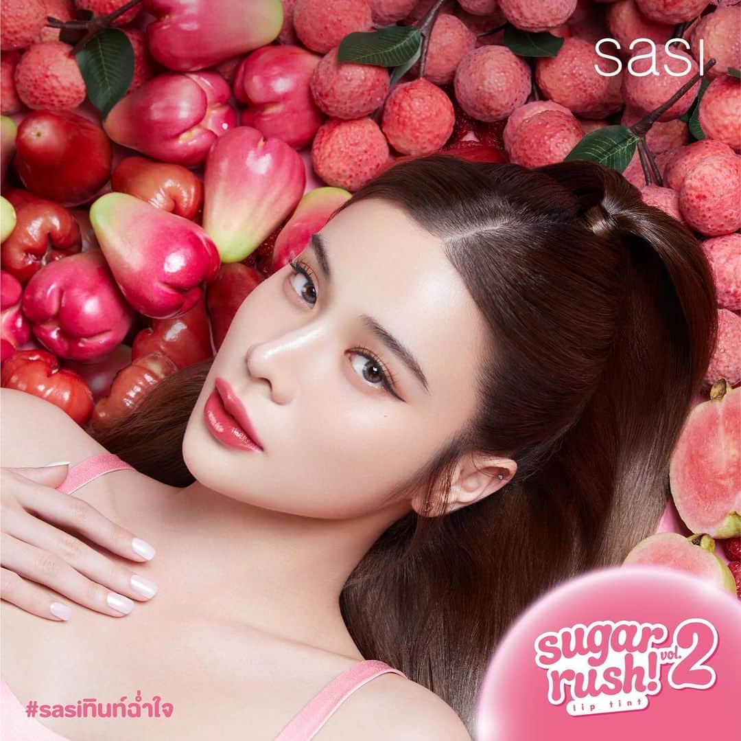 Supassaraさんのインスタグラム写真 - (SupassaraInstagram)「ใหม่! sasi Sugar Rush Lip Tint Vol.2 💄🍒 ทินท์ฉ่ำใจ ชื่นใจฉ่ำว้าว 👄 #sasiทินท์เนื้อน้ำ​ ในตำนาน  ฉ่ำชัด ติดทน 12 ชม.* หอมผลไม้ สดชื่นกว่าเดิม สีชัด สดใสทั้งวัน 💗 ป้ายยาสีที่เก้าใช้ สี 10 Lilly Pilly (ชมพูสุภาพ) บอกเลยว่าละมุนสุดๆ  เค้ามีให้เลือกถึง 12 สี สุดฉ่ำว้าว สนุกได้ไม่ซ้ำ ไลฟ์สไตล์ไหนก็สดใสยาวนานได้ทุกวัน​!  รีบไปช้อปกันนะคะ👉🏻พิกัด watsons, EVEANDBOY, BEAUTRIUM, Konvy และร้านเครื่องสำอางชั้นนำทั่วประเทศ หรือช้อปออนไลน์ที่ sasi Official ทาง Shopee, Lazada  @sasidiary  ​  *ขึ้นอยู่กับไลฟ์สไตล์และสภาพผิวของแต่ละบุคคล​ #sasiทินท์ฉ่ำใจ​ #sasiทินท์เนื้อน้ำ​ #sasiSugarRush​ #sasi」11月18日 17時04分 - supassra_sp