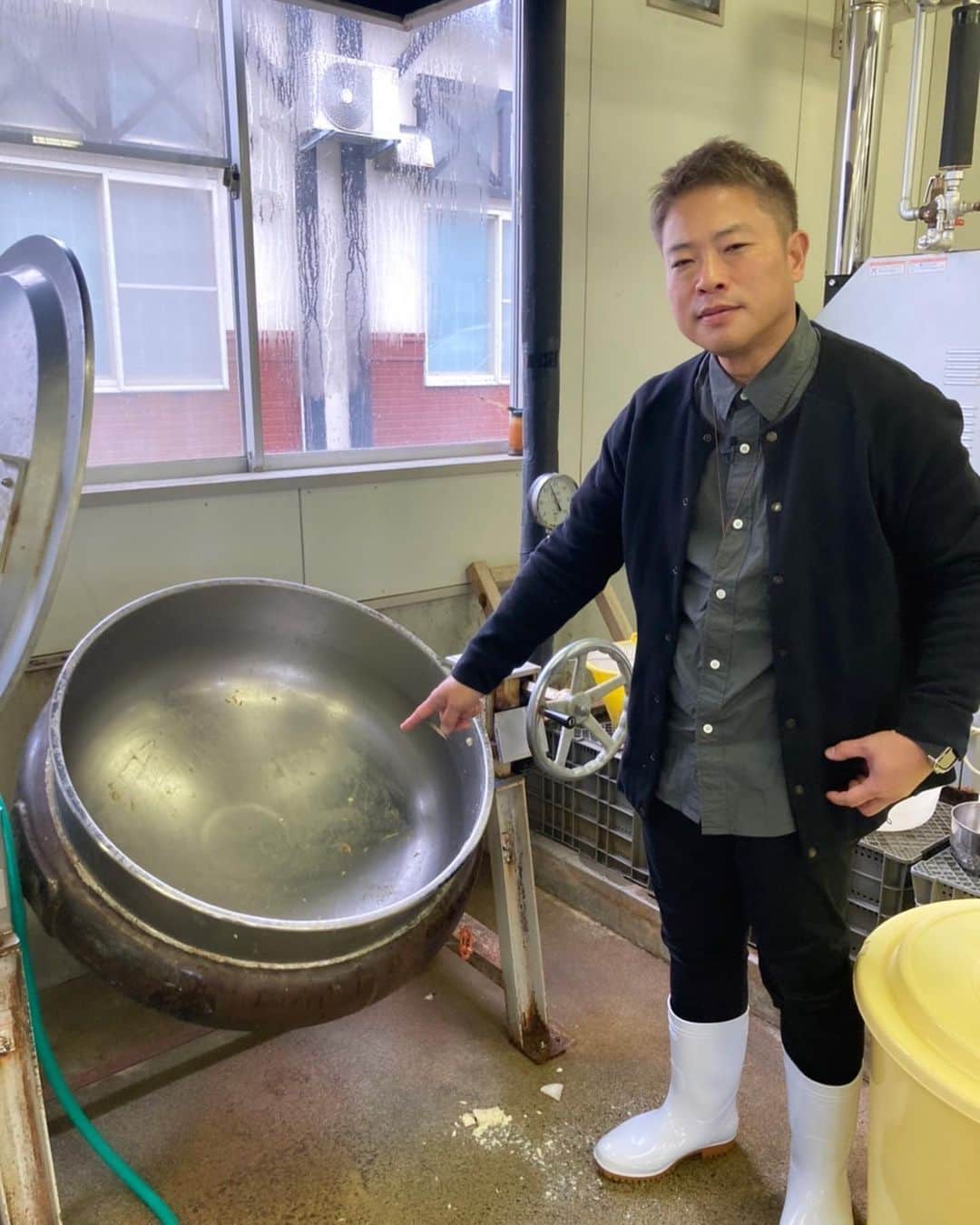 栗原心平さんのインスタグラム写真 - (栗原心平Instagram)「今朝NHK青森の 「あおもりもりもり」に出演させていただきました。シャモリ可愛かったww 改めて自分の青森愛が深いなあぁぁぁと自覚させられる思い出に残る出演になりました。 その後五所川原に移動して三好地区の農産物を使った鍋の開発&200人分の鍋を作りました💦 蒸気釜で調理したの初めて… こちらのイベントでも誕生日のお祝いをサプライズでしていただいてしまい😭うう…ありがたや…もう10年分くらいののケーキを頂いた気がする… 明日は南部町の鍋自慢に参加して帰京する予定です♪青森満載の1日となりましたとさw 青森県の皆さんに心から感謝です🙇🙇 #栗原心平 #shimpeikurihara #青森県 #nhk青森 #rab #五所川原市 #三好地区 #シャモリ #移動ぱない #200人分やばい　#不安でいっぱいの仕上がり　#美味しいと言ってもらえて良かった #ご当地鍋 #疲れがパナイ #でも飲みに行く #結局元気　#足短い」11月18日 17時04分 - shimpei_kurihara