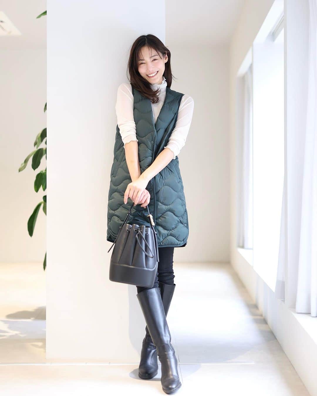 島村みやこのインスタグラム：「🫧 ウルトラライトダウンロングベスト☺︎ お尻まで隠れて暖かさ倍増✌️  コートの中はもちろん主役にもマル🙆‍♀️ ． ． みんな何枚目が好きー📝？  down jacket: @uniqlo_jp  studio: @chocolatcorp_studio bag: @danielwellington」
