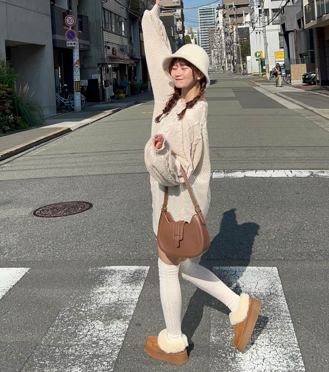 あかちゃすさんのインスタグラム写真 - (あかちゃすInstagram)「ダボッとニットはあざとい 😏🤍  もう冬だね〜寒いね〜(~¯︶¯)~  #あざとお洋服#あざと服#垢抜け#垢抜けコーデ#春服コーデ#春コーデ#関西カフェ#フレンチガーリー #フレンチガーリーコーデ #淡色コーデ#シンプルコーデ#プチプラコーデ#プチプラファッション#韓国ファッション#韓国コーデ #ポンチョ#ポンチョコート #大阪カフェ#関西カフェ #hotelnoum #天満橋カフェ #天満橋グルメ#冬服#冬服コーデ#秋冬#秋冬コーデ #秋服#秋服コーデ#ムートンブーツ」11月18日 18時00分 - chas._.22