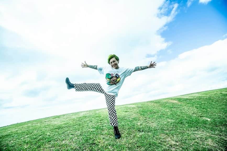 かなすのインスタグラム：「うわーい38歳になったぜ😆🤟😆🤟😆🤟😆🤟 昨日は打ち上げ中にみんなにお祝いしていただいてめちゃくちゃ嬉しかったです🥹 みんなありがとうーっ🫶🩷🩷🩷 人生はSLAPSTICK！！ イイ時もあれば悪い時もあるのは当然。 すべてを喜劇と思えば楽しめると思ってます😌 これからもずっと、毎日全力でっ！！！！  Photo by @hayachinphoto」