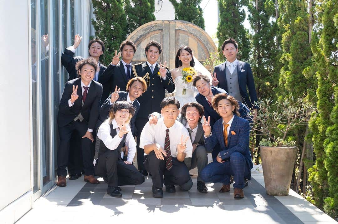 【公式】小さな結婚式のインスタグラム：「. @petit.wedding をフォローしてね♩ #小さな結婚式 をつけてのお写真投稿も大歓迎です♡ こちらの公式IGでリグラムさせていただきます＊ . おふたりのために駆けつけてくださった 大切なゲストとの写真も思い出に残して。  みなさまの和やかな笑顔からも 今この瞬間が幸せに包まれていることが しっかりと伝わってきますね✨ . >>#小さな結婚式新潟店 . ——————— #petitwedding #ラヴィファクトリー #前撮り #結婚式 #プレ花嫁 #卒花 #家族婚 #少人数結婚式 #ウェディング #wedding #bridal #weddingdress #花嫁 #挙式 #結婚式準備 #式場探し #日本中のプレ花嫁さまと繋がりたい #結婚式の思い出に浸る会 #結婚準備 #新潟花嫁 #ウェディングフォト #花嫁コーディネート #結婚式披露宴 #披露宴パーティー #結婚写真 #おもてなし婚 #おしゃれ花嫁 #2023冬婚」