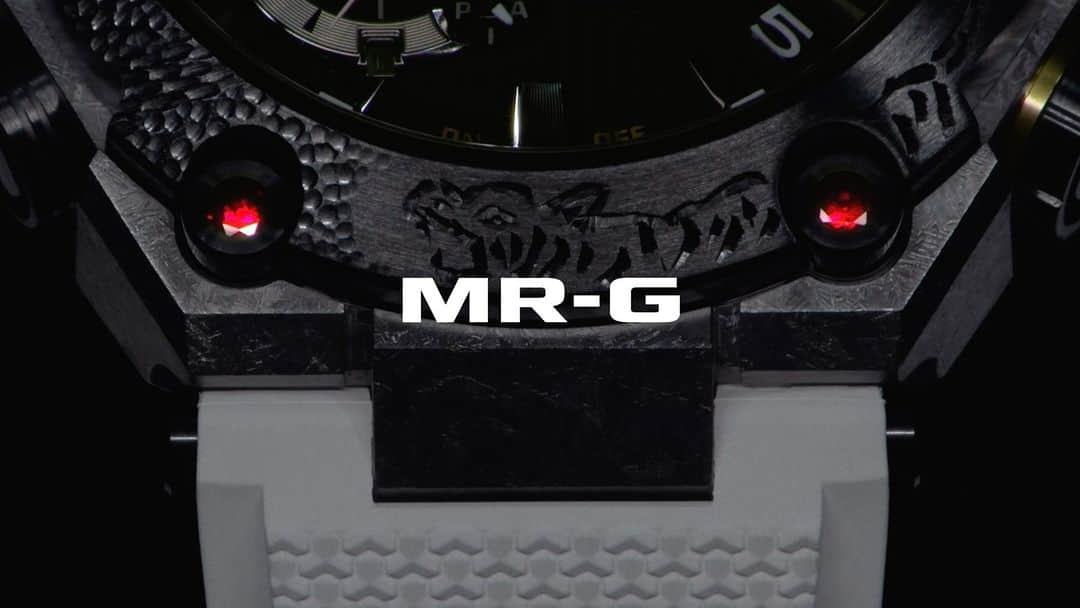 G-SHOCKのインスタグラム：「MR-G  G-SHOCKの最上級ライン「MR-G」からも、40周年を祝う限定モデルが登場しています。  MR-Gのために特別製作された兜をモチーフに、武将の矜持と美意識を古来より伝わる伝統技法で表現。彫金師・小林正雄氏が虎の姿と石目をベゼルに手で一つ一つ刻み込み、ハンドメイドによる一点ごとの存在感を宿す外観に仕上げています。  Join the G-SHOCK 40th Anniversary celebration in luxe quality and style with a limited-edition timepiece from the G-SHOCK flagship MR-G line of timepieces honoring artisanal craftwork.  Dedicated to traditional Japanese artisanal techniques handed down over centuries, this timepiece celebrates samurai warrior pride and aesthetics with a design that incorporates the kabuto helmet Casio commissioned for the MR-G line.  MRG-B2000SG-1AJR  #g_shock #gshock40th #mr_g #madeinjapan」