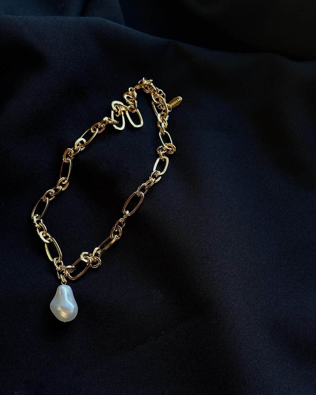 オレリアのインスタグラム：「Glowing for gold this weekend in chains and statement pearls」