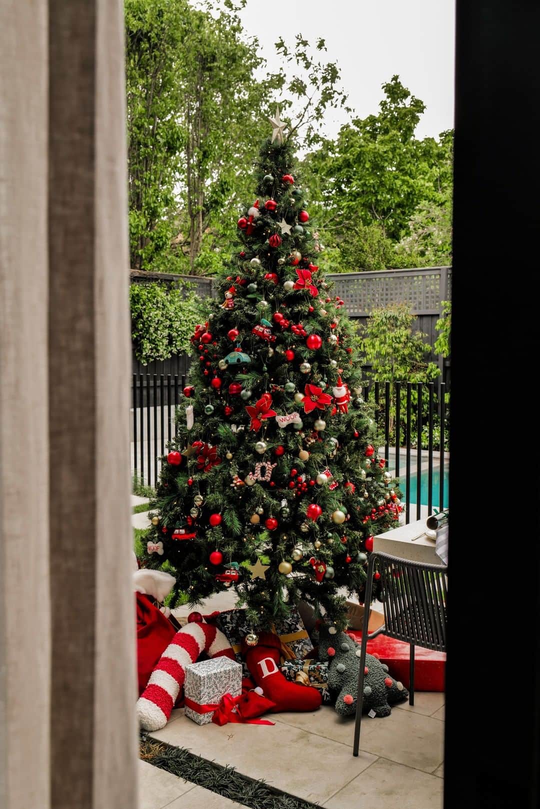 Target Australiaのインスタグラム：「Traditional Christmas inspiration 🎄 🎅 Who's got their tree up?  Products featured - Pre-Lit Noble Fir Christmas Tree - 9ft - Christmas Baubles - 100 Pack - Christmas Baubles - 36 Pack - Large Christmas Sack - Alphabet Christmas Stocking」