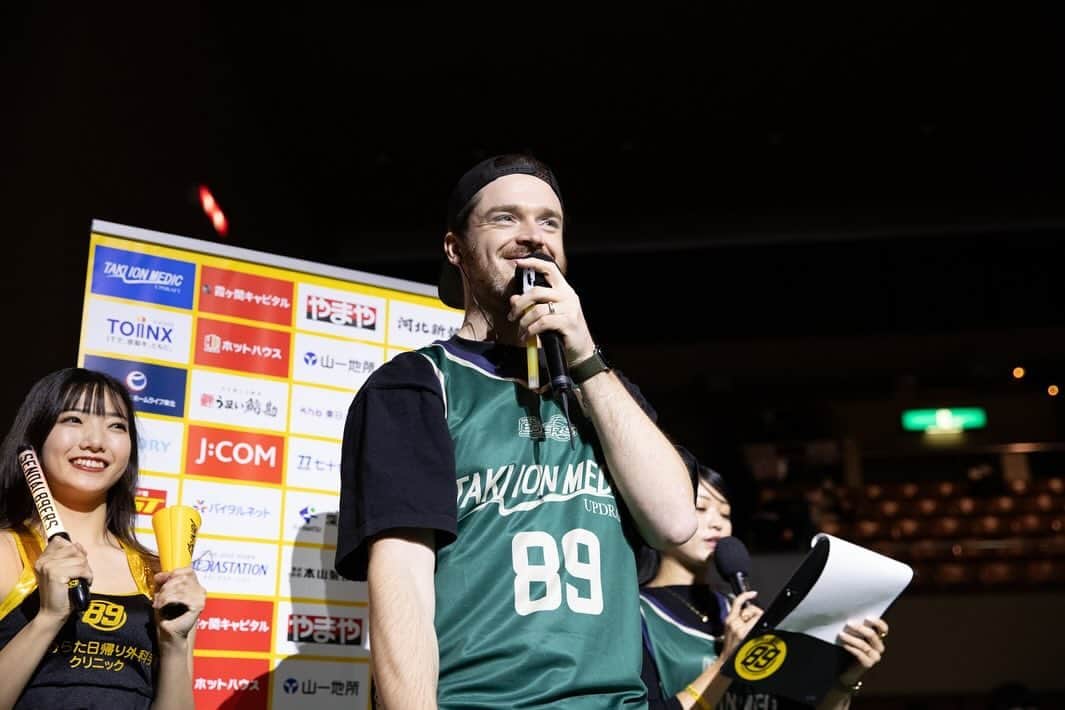 エバンズマラカイ(マラチ)のインスタグラム：「この間の試合はSendai Green Dayということで、 いつもと違って緑のユニフォーム🟢  この二日間も盛り上がったなぁ。 3枚目は会場中旗持って走り回る系外国人MCの写真でございます。お楽しみくださいませ。  バイウィークリーはバスケロスになるな…  #エバンズマラカイ #マラチ #89ers #仙台 #bleague #スポーツMC」