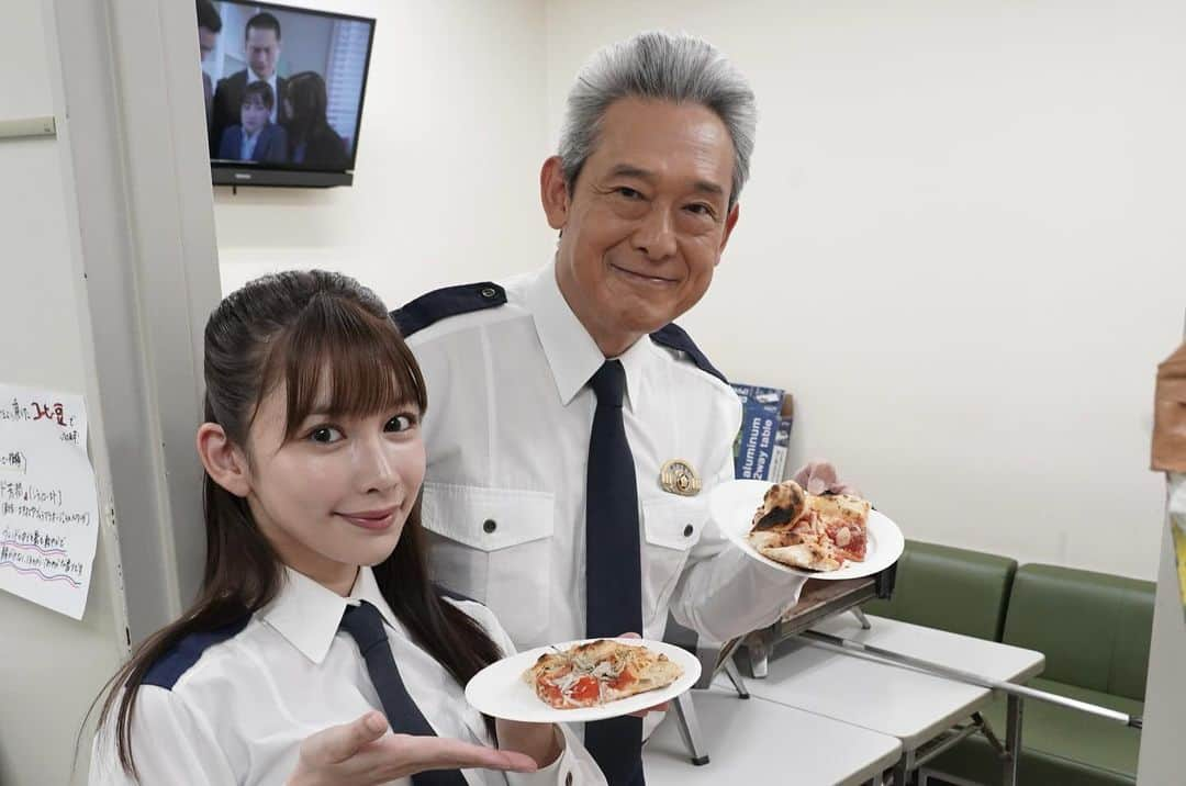 トクメイ！警視庁特別会計係のインスタグラム：「🚨トクレポ🚨  この日はピザ🍕の差し入れが💕  いつもまどかや湯川班に振り回されて 困り顔が多いお2人ですが😣 美味しい🍕の前ではこの笑顔  美味しいは正義✨  #鶴見辰吾 #結城モエ  #トクメイ 📍6話は20日(月)よる10時❗️ ⚠️最新話は #TVer でチェックです」