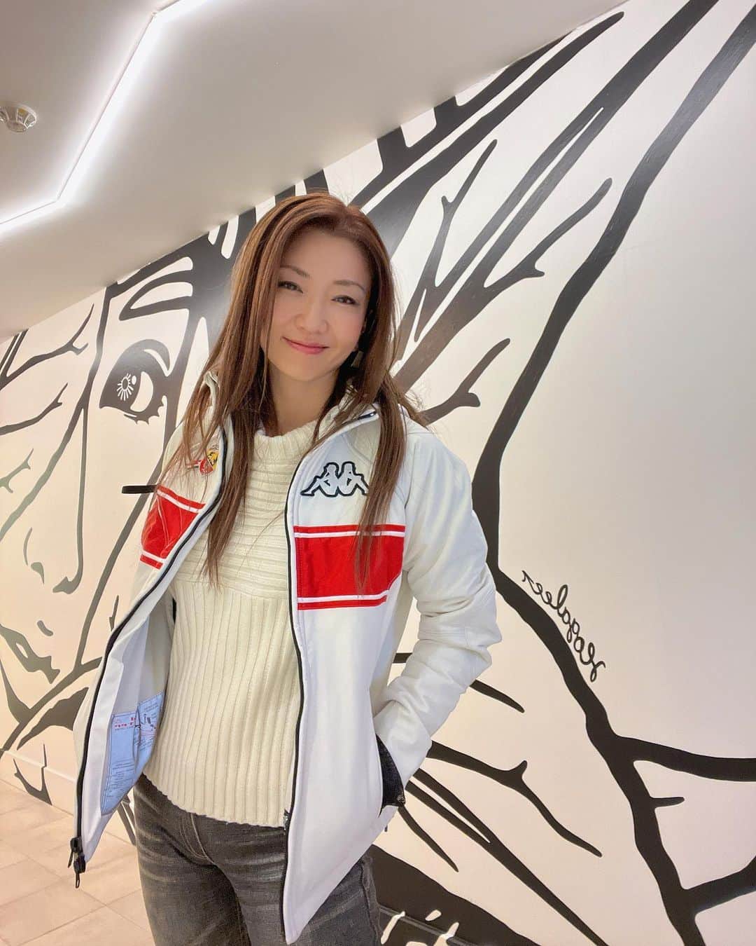 遠近由美子のインスタグラム：「はい、出番です🎤  今日はモータージャーナリストさんやドリフトドライバーさんのマニアックで、車愛たっぷりのお話が聞けました🚗💛💙  #abarthday #MC」