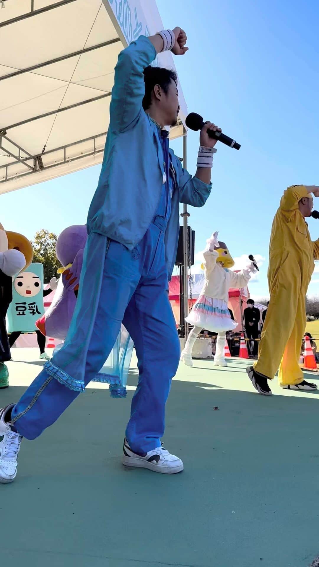 村田綾のインスタグラム：「「はにぽんフェスティバル」で、【コバトンRIZING!／にゃんたぶぅ】を踊るキャラクターちゃん達♡  #埼玉県 #本庄市 #はにぽん #キャラクター」