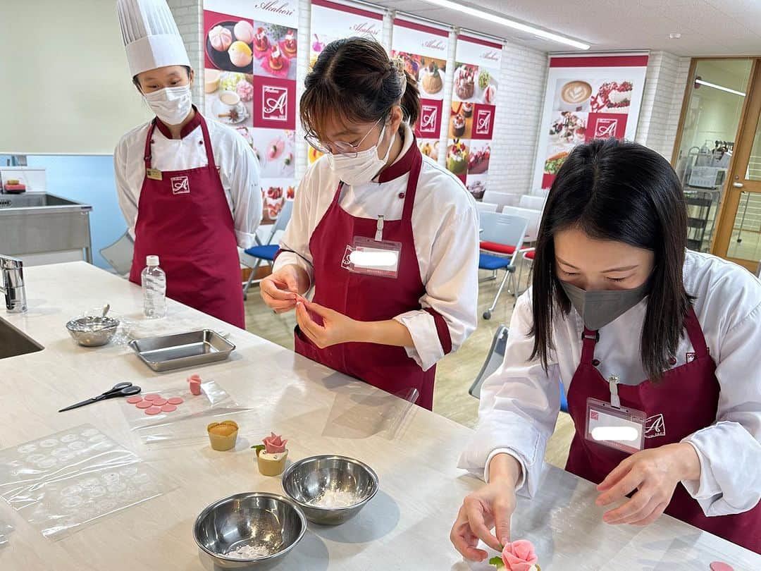 赤堀製菓専門学校さんのインスタグラム写真 - (赤堀製菓専門学校Instagram)「留学生オープンキャンパス❕ ウエディングカップケーキを作りました！ プラチョコでバラを作り、カップケーキに乗せてウエディングを意識して仕上げました🧁  参加者もバラを作るのは初めてでしたが、学スタや先生に教わりながら作り、どんどん上達していきました！  #赤堀製菓専門学校 #パティシエ #パティシエ科 #パティシエ実践科 #専門学校 #進路 #お菓子作り #専門学生 #製菓実習 #製菓専門学校 #専門学生の日常#プロを目指す #製菓 #将来の夢 #パティシエの卵 #お菓子作り好きな人と繋がりたい #スイーツ好きな人と繋がりたい#楽しい学校 #製菓学生 #お菓子作り記録 #ケーキ屋さん #パティシエカメラ部 #スイーツ作り #ウェディングケーキ #カップケーキ #カップケーキデコ #カップケーキ作り #カップケーキデコレーション」11月18日 17時10分 - akahoriseika