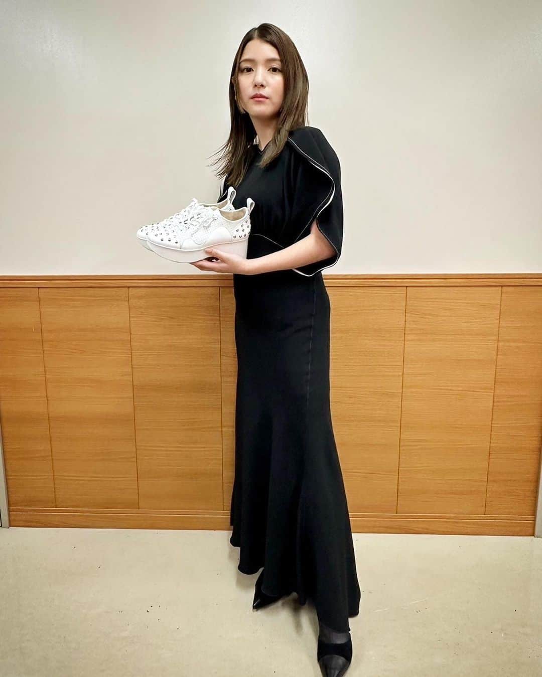 川島海荷さんのインスタグラム写真 - (川島海荷Instagram)「日本シューズベストドレッサー賞をいただきました👟ありがとうございます。  自分好みのスニーカーを作っていただきました。いろんなファッションに合わせやすそうなデザインに🤍大切に使います。」11月18日 17時10分 - umika_kawashima