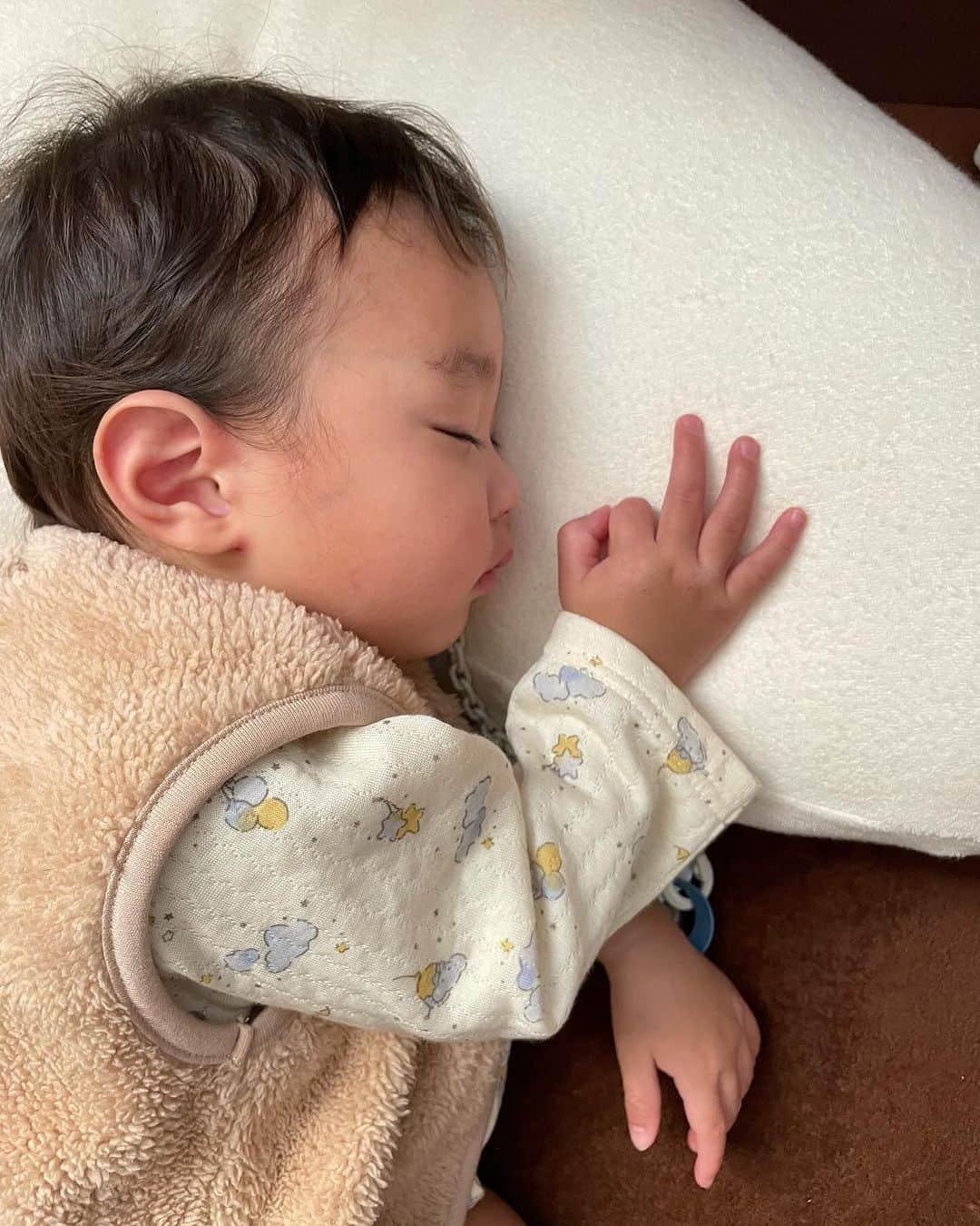 結子さんのインスタグラム写真 - (結子Instagram)「横寝をする皆様へ🛏️ 枕をずっと探していて、すごくいい枕に出会うことができました🥺  私自身横を向いて寝るのと、息子の頭の形を気にしてるのもあって この枕を1週間試してみました！  タオル地が大好きなとあはこれだとぐっっすり寝てくれます、、💕 動画を見てください笑触って寝落ちしてます笑 私も一緒に使っていて、横向きで寝る時にピッタリとフィットしてくれる形、自分好みに高さも変えれるようになってます。  購入はこちらからできるみたいです↓💗 @cocochi.factory_official  . #PR#YOKONEGU#YOKONEGUpremium#睡眠の質#睡眠グッズ#qol」11月18日 17時14分 - yuiko_yyy