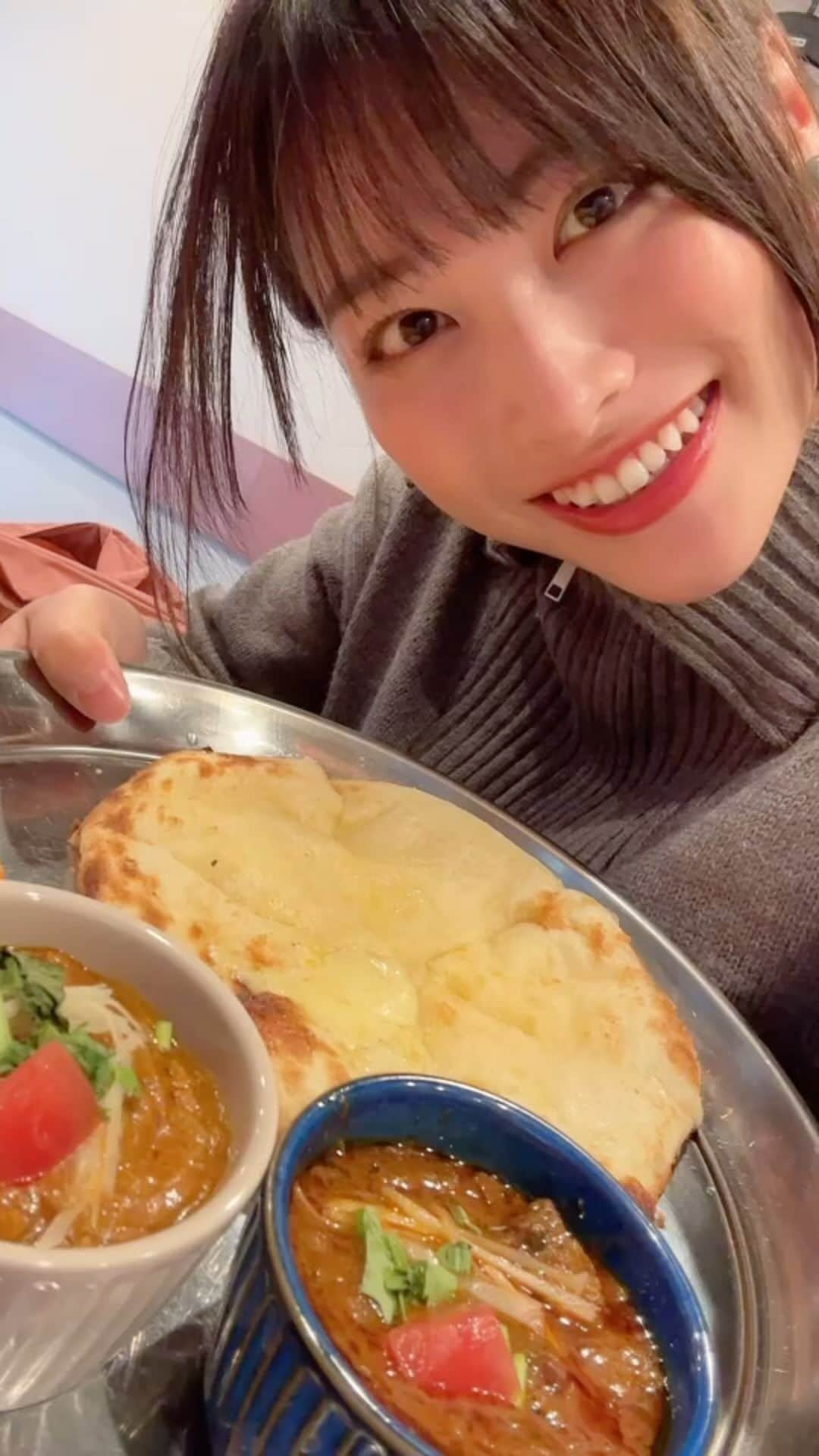 春原未来のインスタグラム：「都営三田線 西巣鴨駅までインドカレー食べに行ってきました🤣🧡 あいにくの雨だったけど,A2出口出て1分もかからないから行きやすかった！  どのカレーにするか悩んだけど,チキンキーマとマトンカレーにしたよ！ マトンカレーが辛口ってあったけど,私からすると複雑なスパイスな味がするっていう意味で辛口なだけで,辛くて食べられないっていう辛さではない🙆🏻‍♀️ なんならチキンキーマのほうが刺激的に感じたなあ。美味しい旨み😆✨️  チーズクルチャも美味しかったー！ これでワイン飲めるよ🤣なんならもう1枚頼もうかと思ったけど,後のこと考えて止めました。笑 でもそれが正解！夜になってもなかなかおなか空かなかったもん！  他のカレーも食べてみたいから,またランチで行きたいな。 個人的にはライスよりはナン！ナンよりはクルチャを食べてみていただきたい😝  クマールさんも一緒に働いてらっしゃる男性もとても親切だったなあ。地元民に愛されてるのがよくわかる！  PR @curry_kumardhaba #クマールダバ #カレーランチ #チーズクルチャ #巣鴨ランチ #巣鴨グルメ #東京カレー部 #tokyocurry  #春原未来」