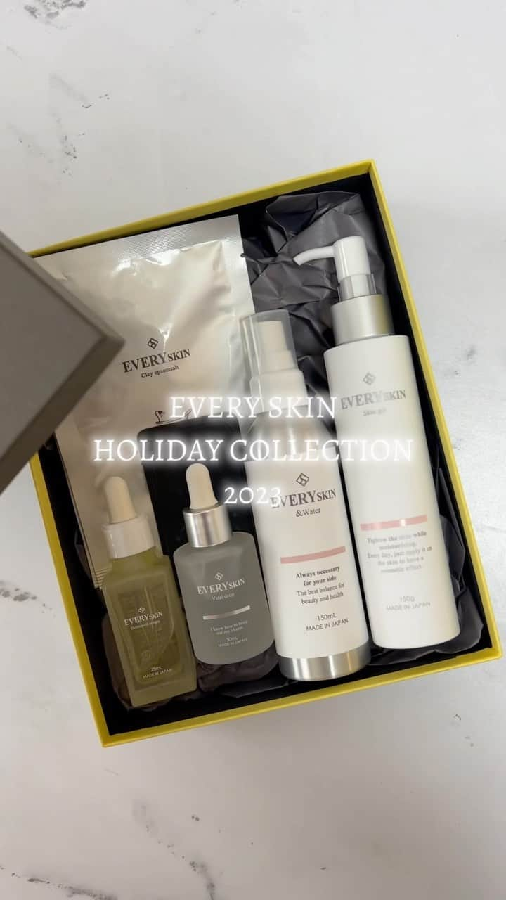 石倉侑芽のインスタグラム：「EVERY SKIN  HOLLIDAY COLECTION🎄 @everyskin_official  @suhadabi_everyskin   この間初めて使ってからすっかり虜になってしまったエブリースキンのスキンケア❄️  ホリデーコレクションが豪華すぎて驚き‥！ スターターセットとモイストセットの2種類があって、どちらにも限定のスキンティーオイルセラムとクレイエプソムソルトがプレゼントでついてくる🎁  さらに11月はトリートメントスティックがついてくる🤍 モイストセットには、スキンジェルも🥺✨ プレゼント多すぎて、何事？ってなった😮  最近お肌の乾燥が本当に気になって悩んでたんやけど、エブリースキンをライン使いするようになってからは日中もお肌がもちもちしてるの🤍ツヤ玉を感じる時もある🥺  イベントの時も思ったけど、 長年の研究と経験をもとに作られた製品しかないから、ものすごく説得力もあるしその分効果実感も素晴らしい👏🤍  出会えてよかったブランドさんです🥺  【HolidayCollection2023　-Moist-】 ・バイタルドロップ　30ml ・スキンクリーム　30g プレゼント🎁 ・スキンジェル　150g ・スキンティーオイルセラム28ml ・クレイエプソムソルト30g ¥22,110（税込）  【HolidayCollection2023-Starter-】 ・&ウォーター　150ml ・スキンジェル　150g ・バイタルドロップ　30ml プレゼント🎁 ・スキンティーオイルセラム28ml ・クレイエプソムソルト30g ¥18,326（税込）  #PR#EVERYSKIN #エブリースキン#健康的に美しく#ホリデーコレクション#アラサー美容#アラサースキンケア」