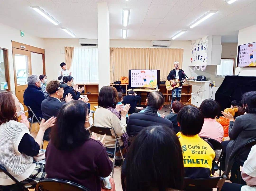 松本隆博のインスタグラム：「。 放課後等デイサービス ソレイユ 大成功🂱(•̀ᴗ•✧)🕊‼️‼️‼️‼️ 子供達が可愛すぎたよ"(∩>ω<∩)" 僕の膝にちょこんと座ってくれた 女の子、マイク持って1曲1曲、 ポイント(笑)と全国順位(笑)を発表 してくれた男の子🤲、、最後の曲で やっと14位になれました✨‪(´•ᴗ• ก )‬՞ ՞  とってもたのしく、ほのぼのとした ステージになりました✨😊。  末光社長の冒頭挨拶も素晴らしかった です‪(´•ᴗ• ก )‬՞ ՞  還暦少年 松本隆博」